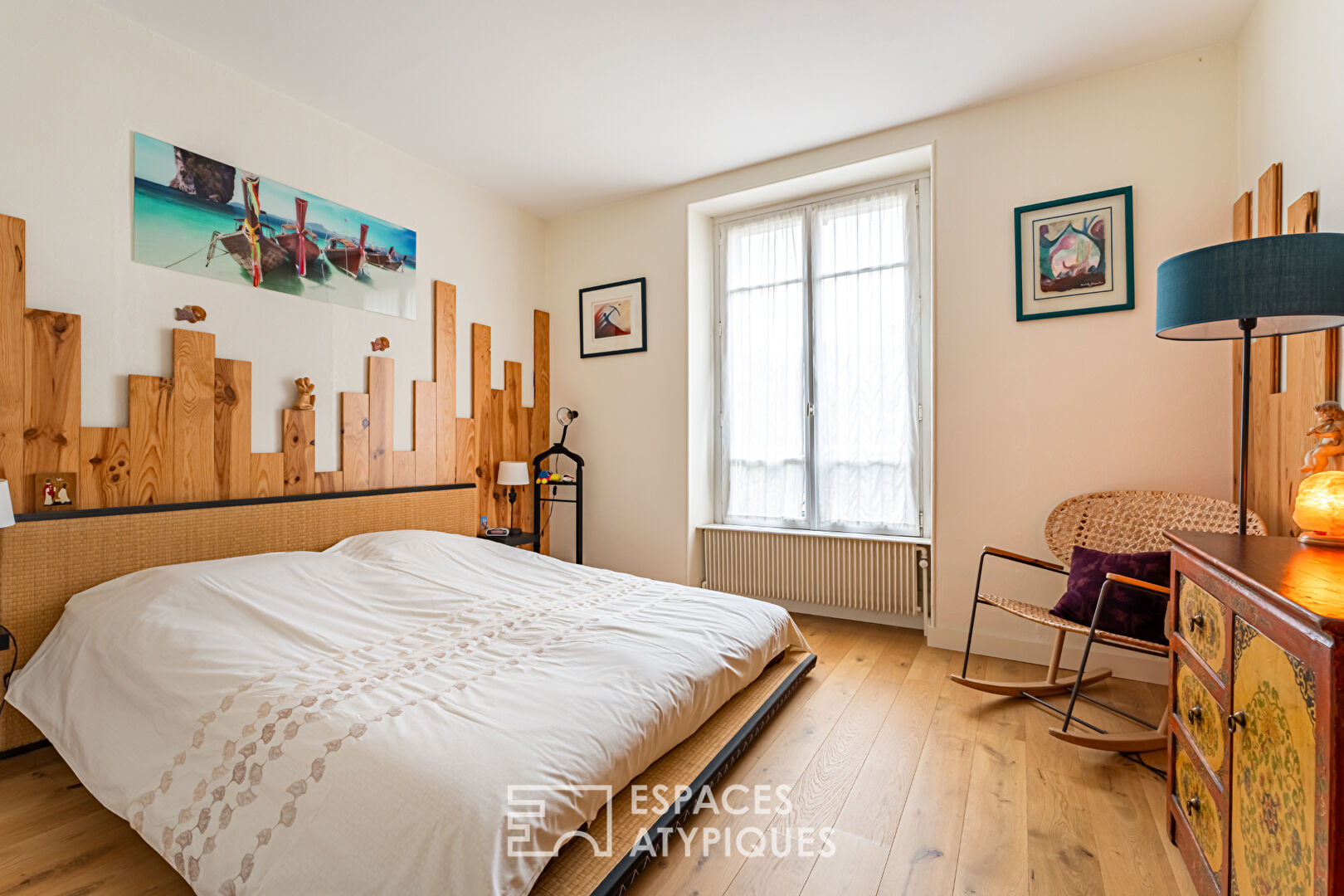 Renovated 18th century farmhouse and its extension in the golden square of Villennes-sur-Seine.