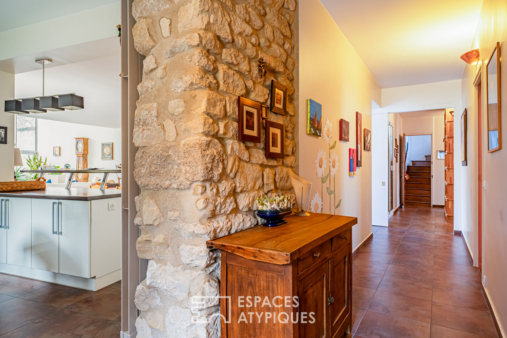 Renovated 18th century farmhouse and its extension in the golden square of Villennes-sur-Seine.