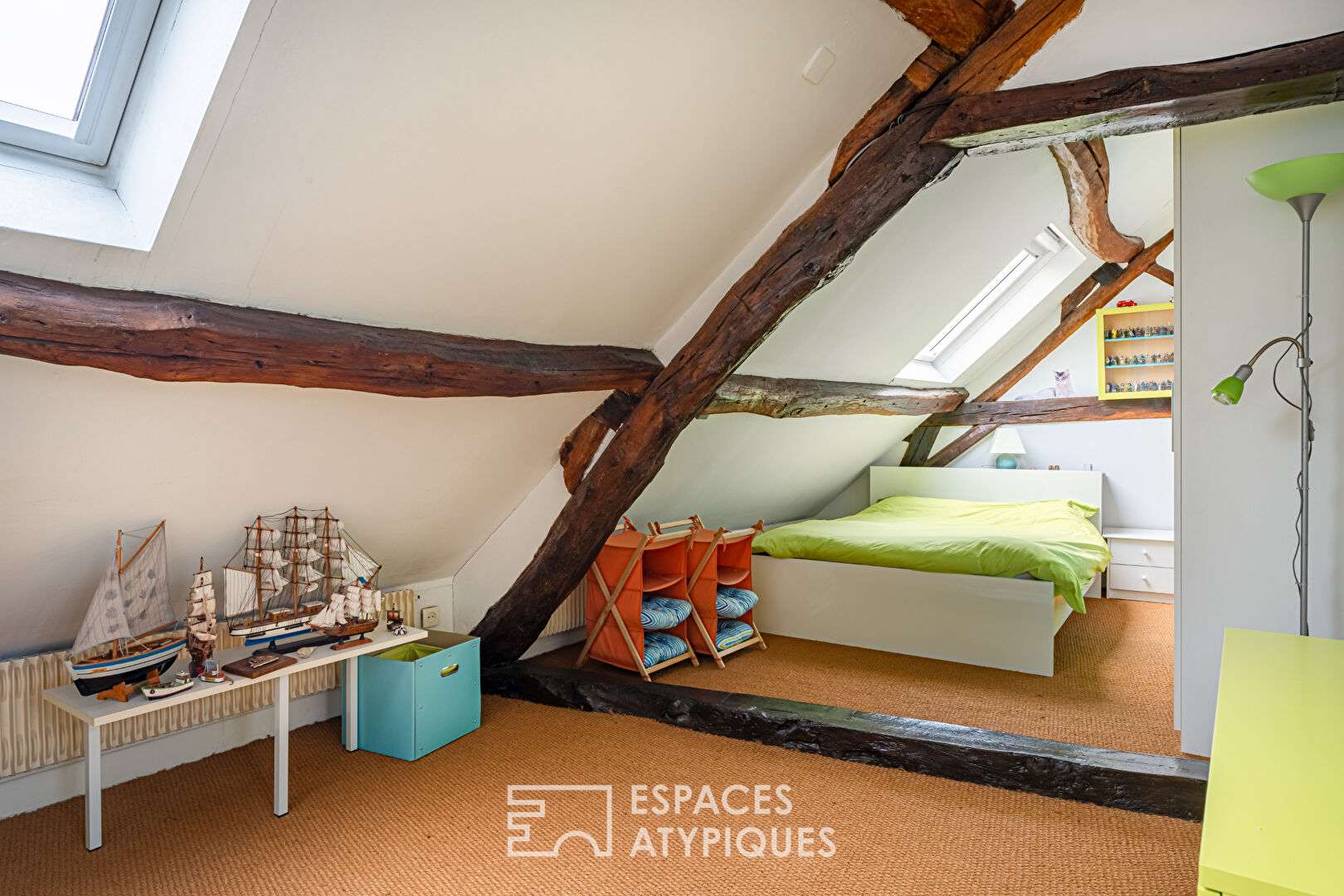 Renovated 18th century farmhouse and its extension in the golden square of Villennes-sur-Seine.