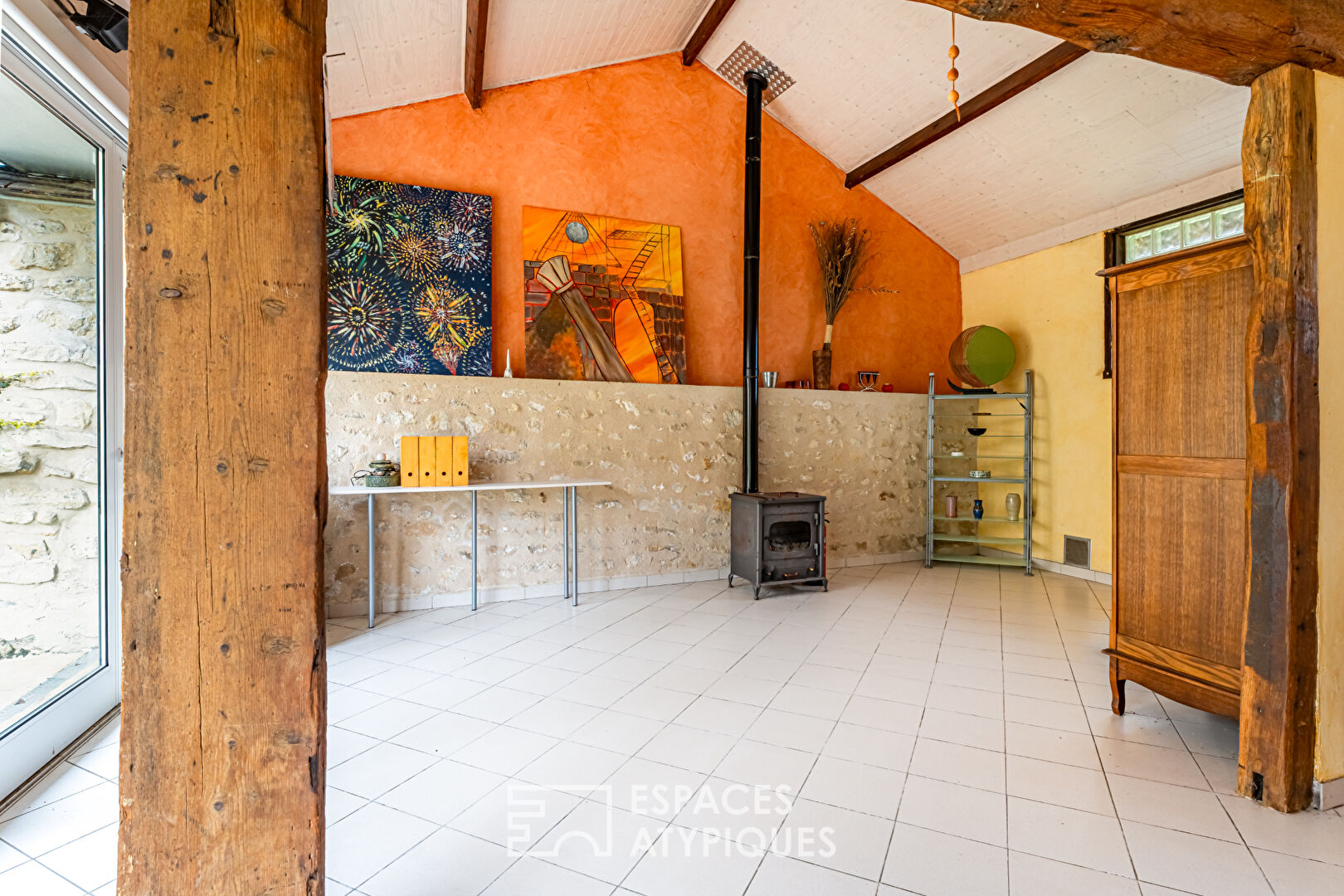 Renovated 18th century farmhouse and its extension in the golden square of Villennes-sur-Seine.