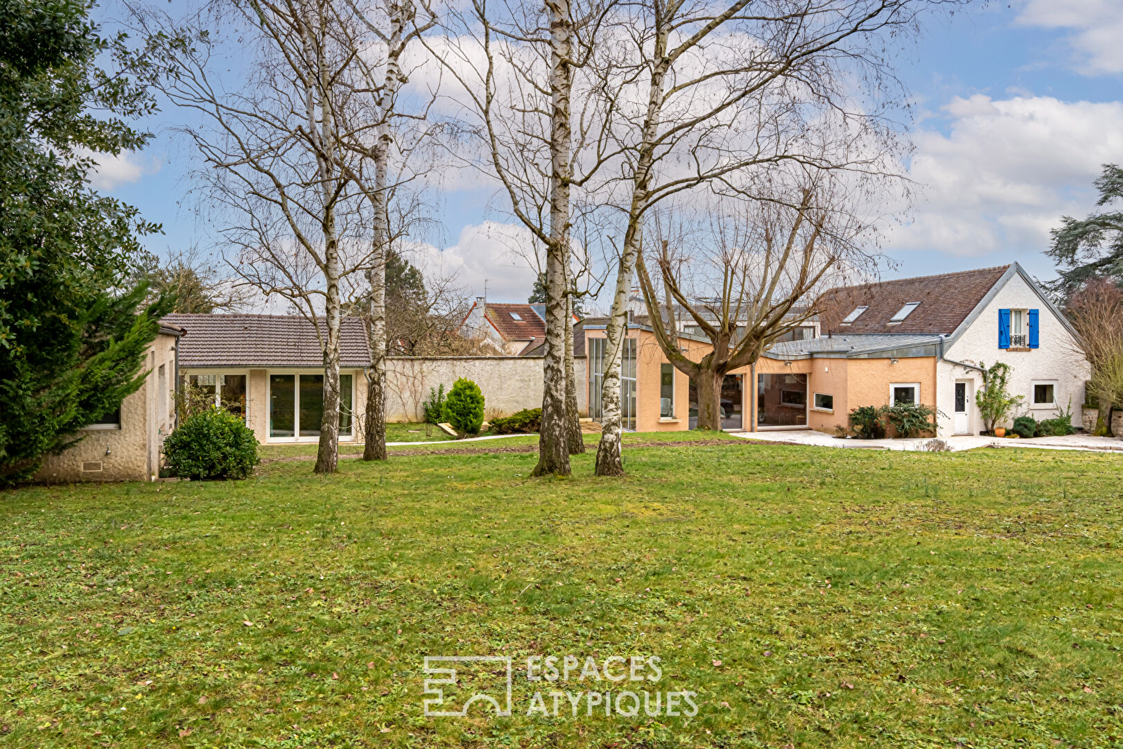 Renovated 18th century farmhouse and its extension in the golden square of Villennes-sur-Seine.