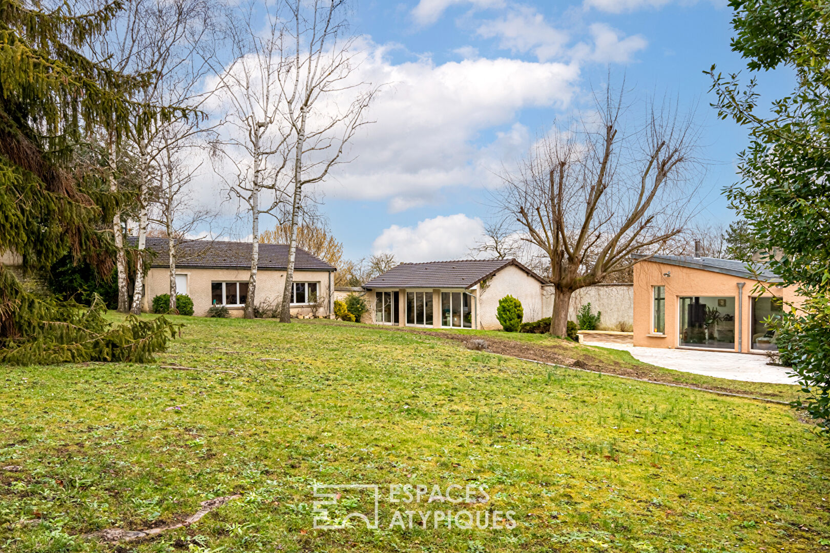 Renovated 18th century farmhouse and its extension in the golden square of Villennes-sur-Seine.