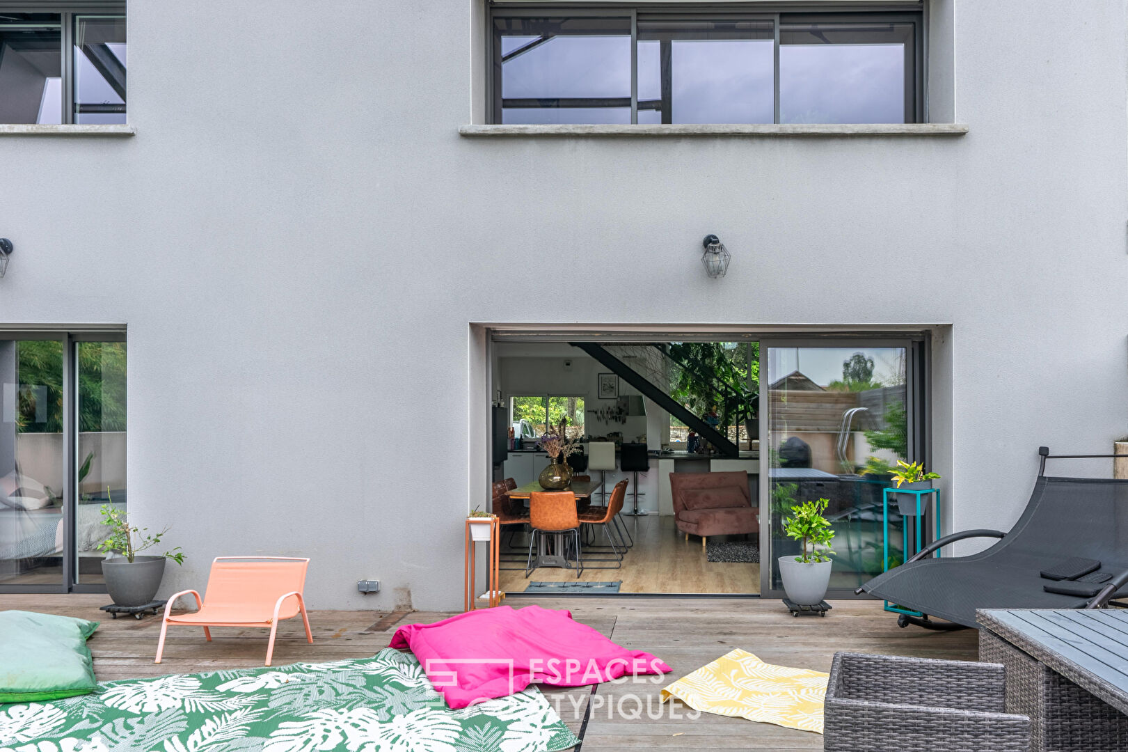 Ecological loft and its spacious terrace with swimming pool