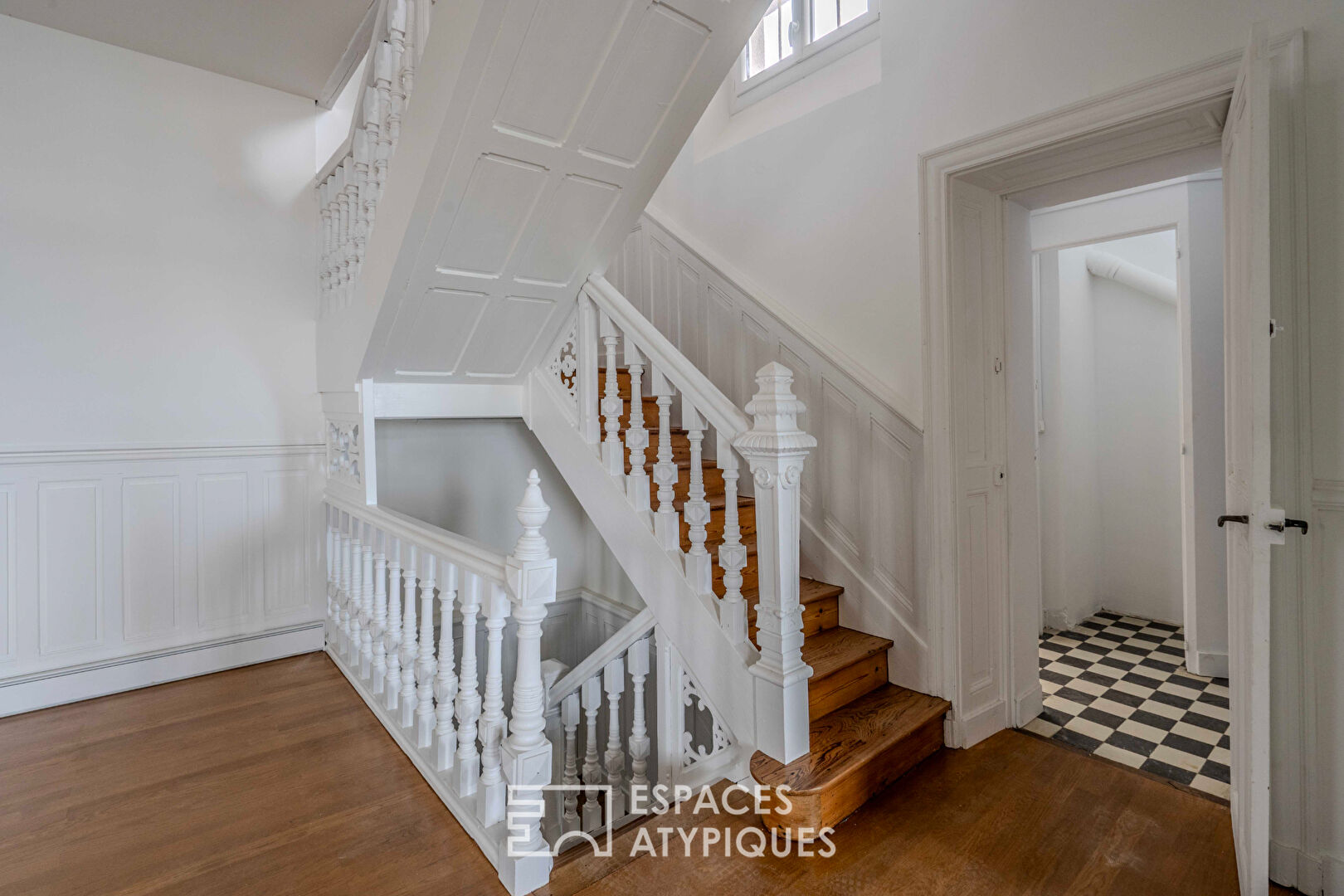 Villa Pornicaise avec sa maison de gardien et son jardin arboré suspendu au dessus de l’océan