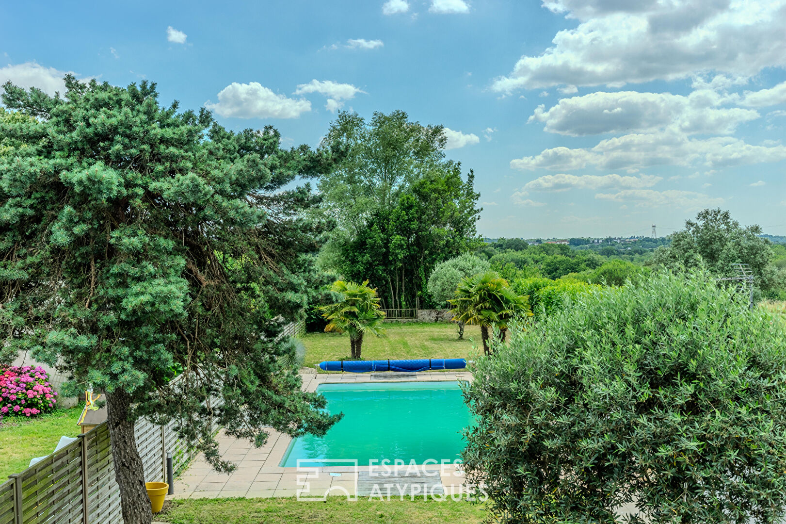 Spacieuse maison familiale avec piscine alliant charme et modernité