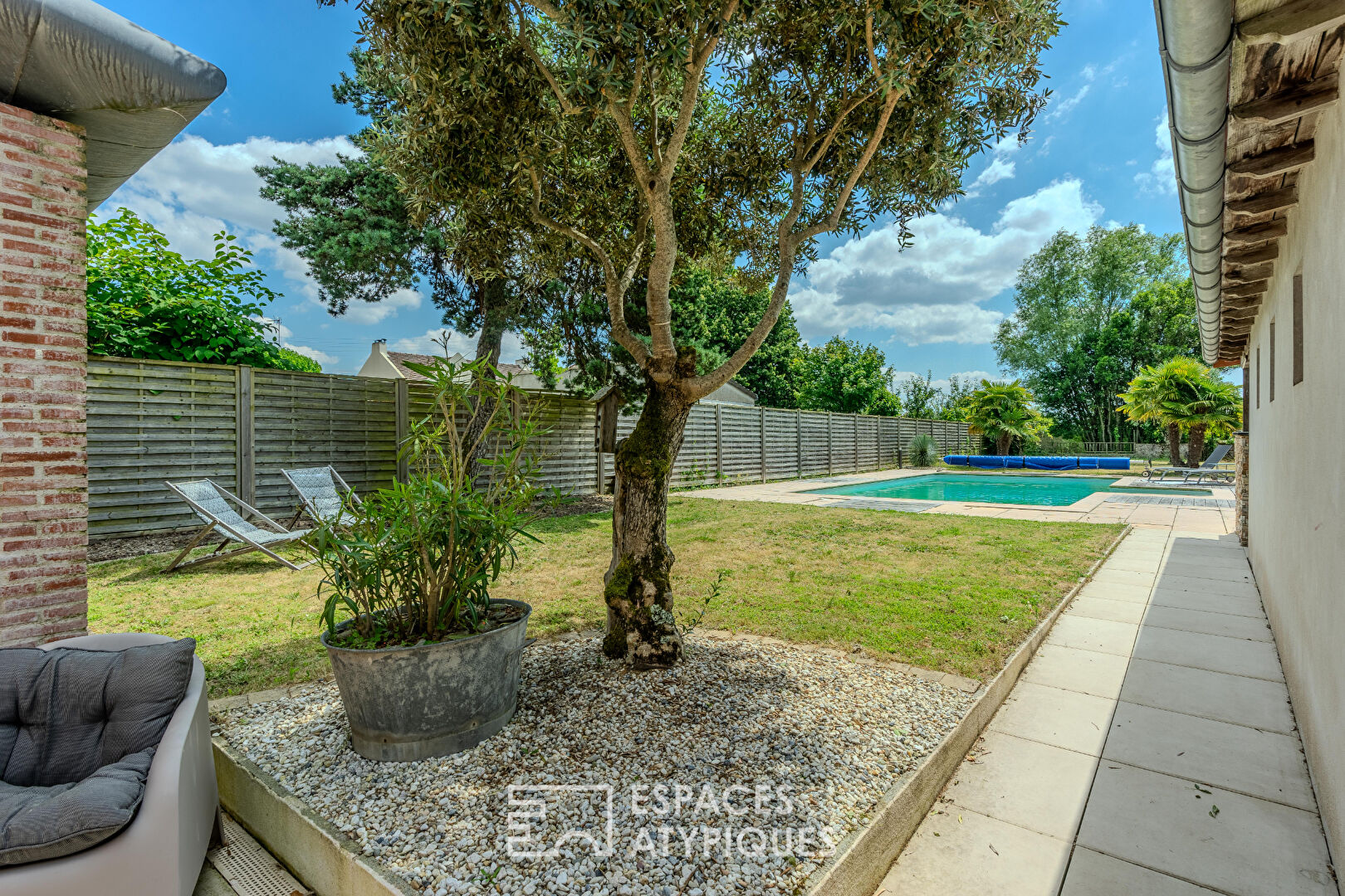 Spacieuse maison familiale avec piscine alliant charme et modernité