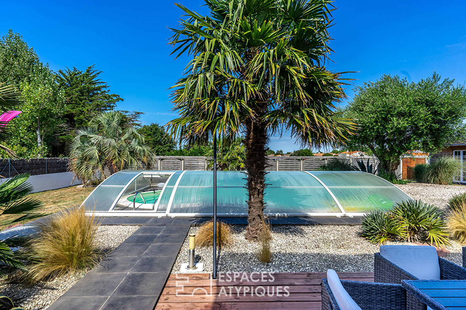 Villa familiale entourée d’un jardin paysager avec piscine