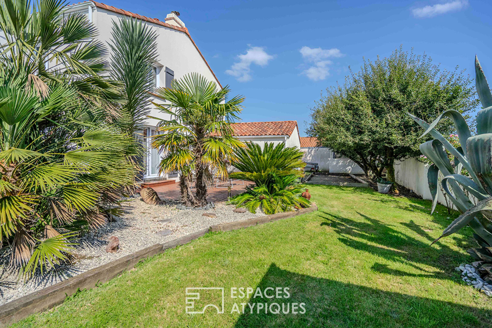 Villa familiale entourée d’un jardin paysager avec piscine