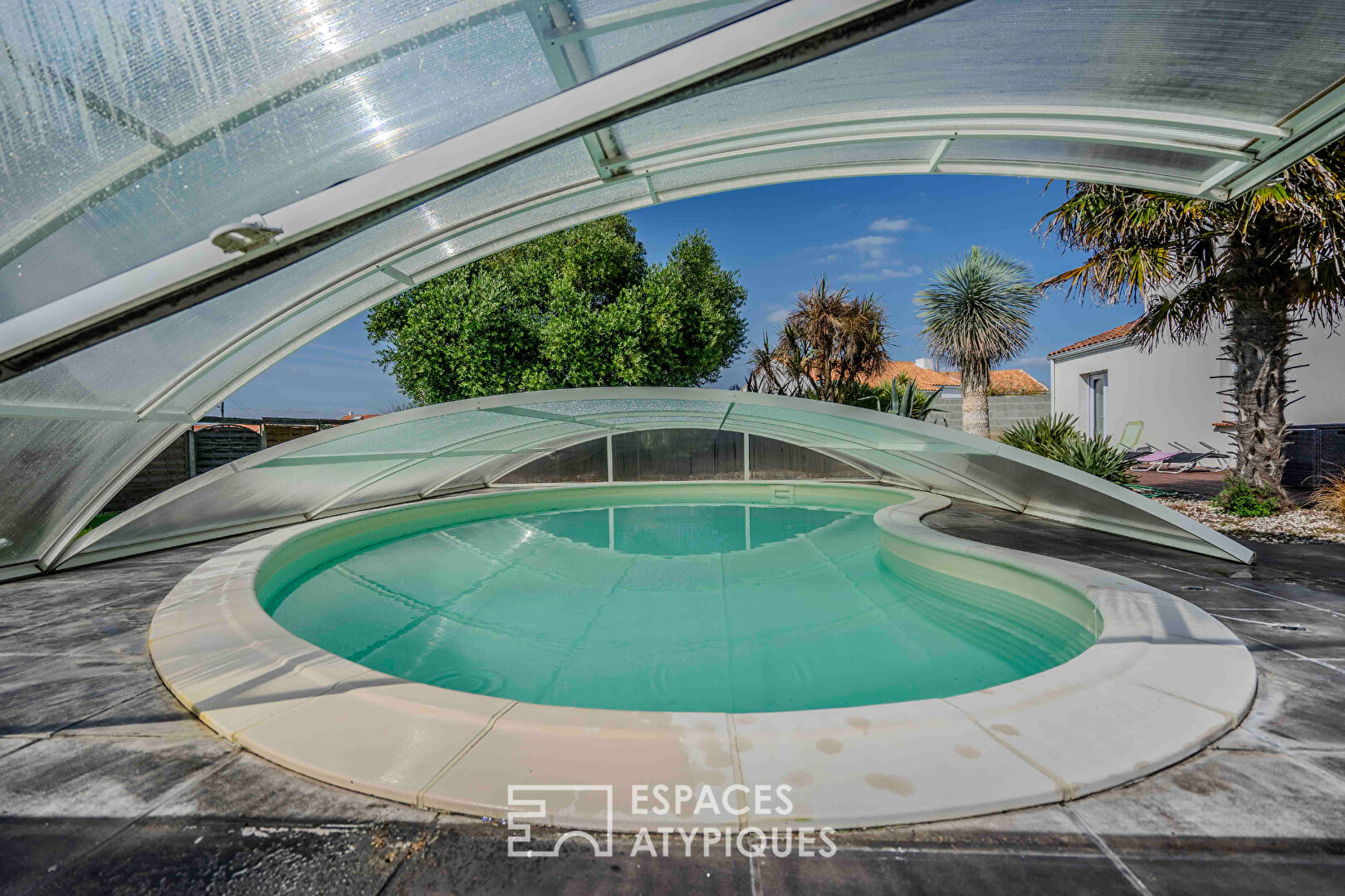 Villa familiale entourée d’un jardin paysager avec piscine