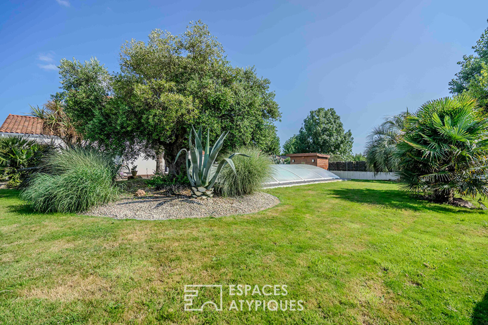 Villa familiale entourée d’un jardin paysager avec piscine