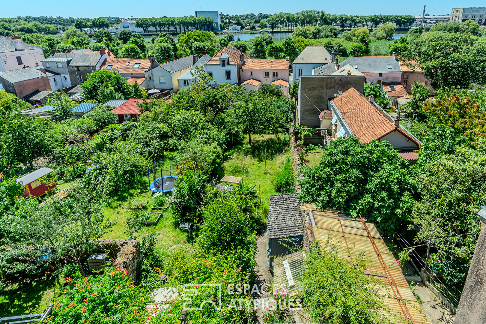 Artist’s house with view of the Loire, terrace and bucolic garden