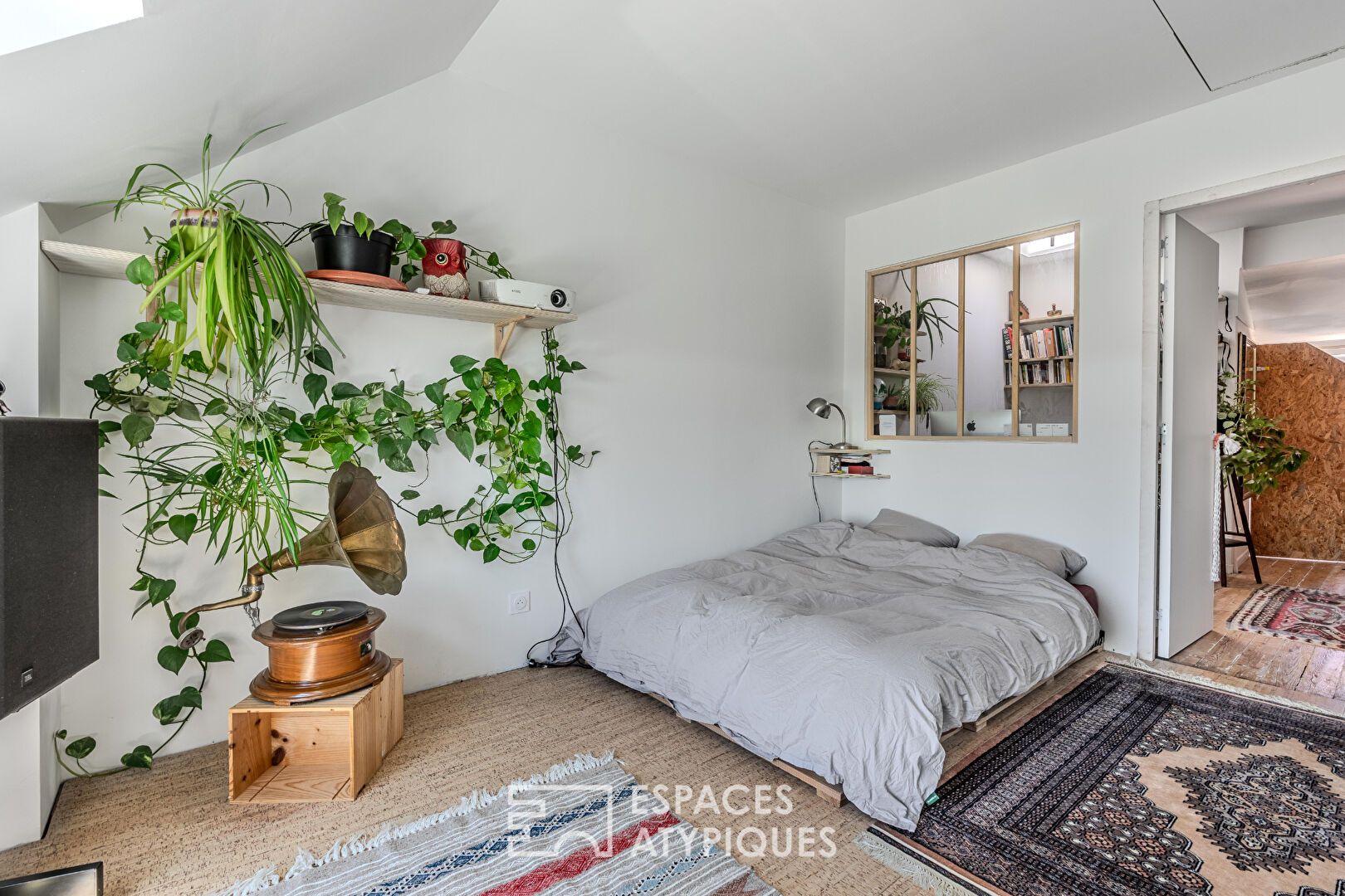 Artist’s house with view of the Loire, terrace and bucolic garden