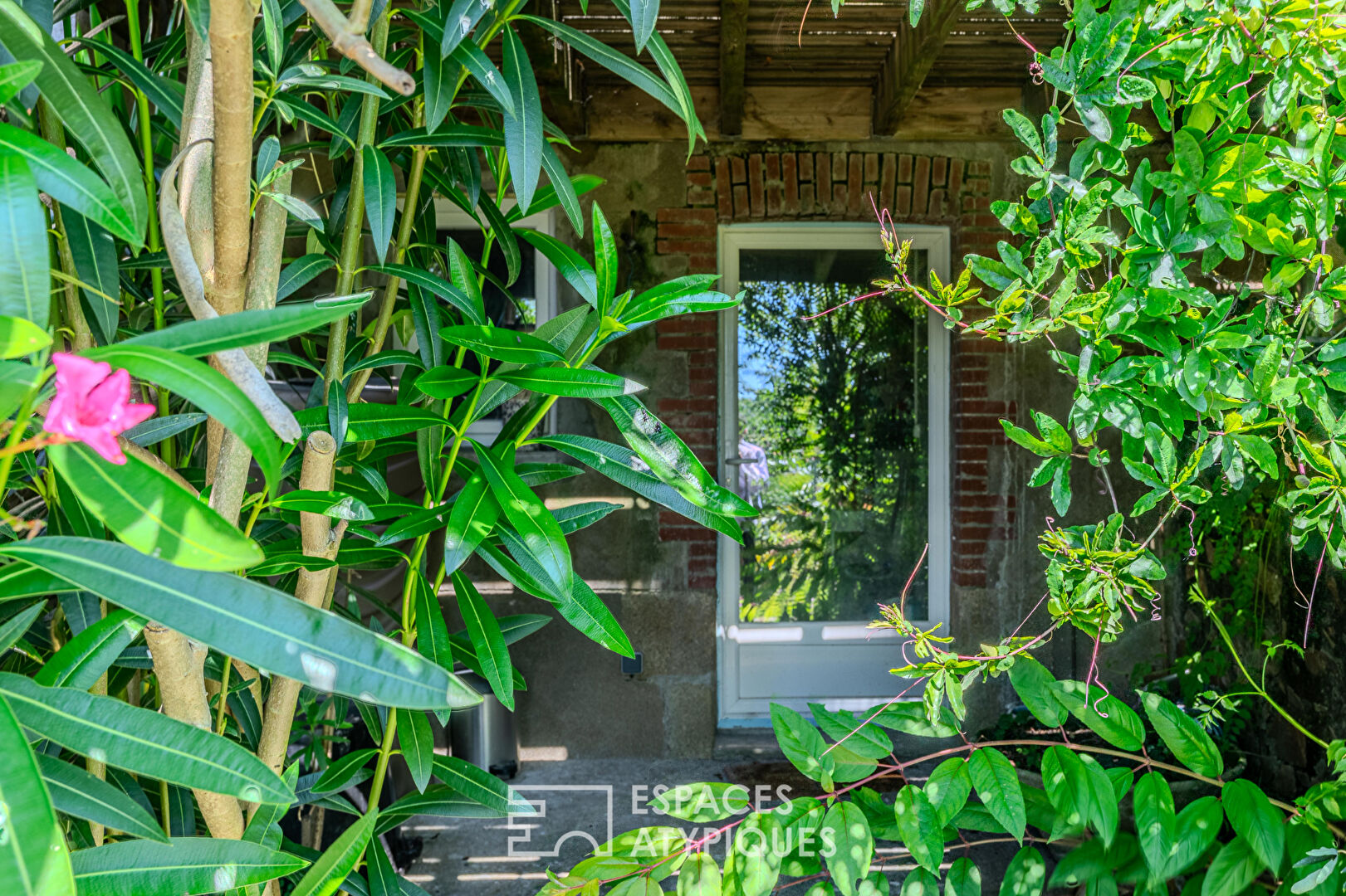 Artist’s house with view of the Loire, terrace and bucolic garden