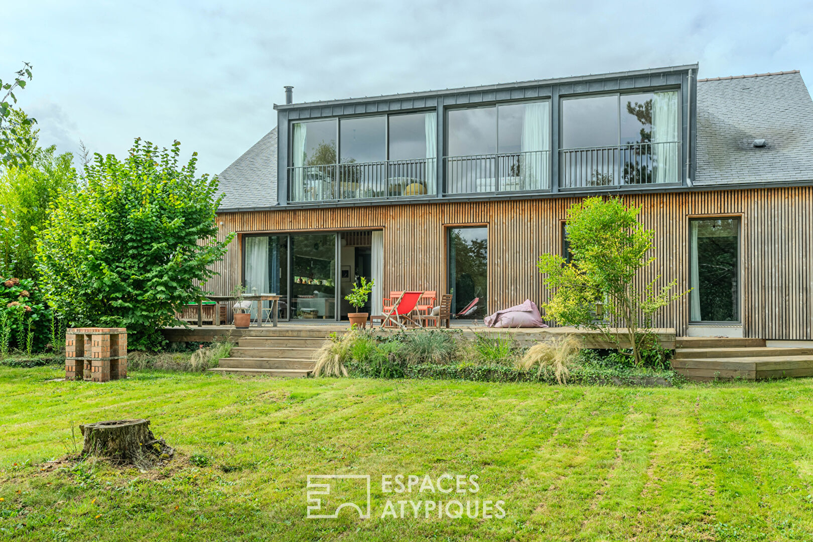 Superbe maison d’architecte en bois et son étang partagé