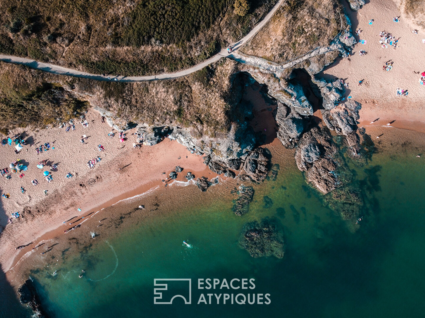 Villa Classée aux prestations haut de gamme avec sa piscine et ses dépendances