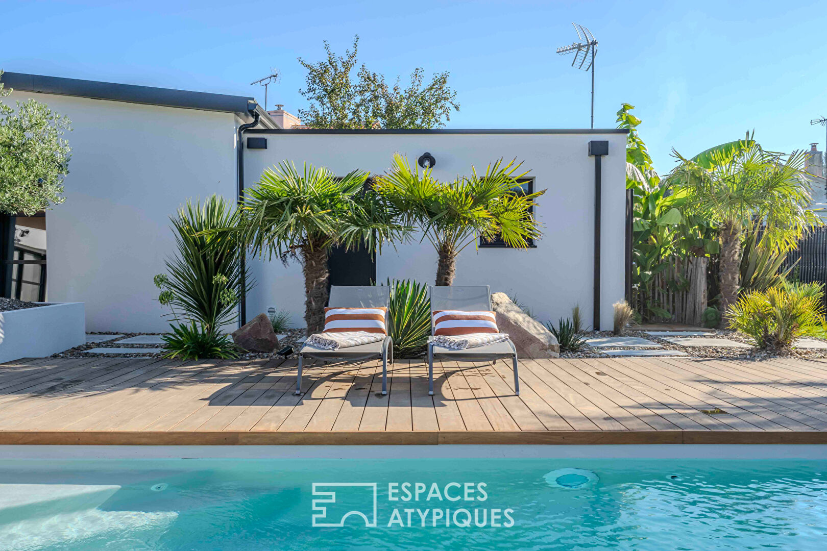 Villa contemporaine haut de gamme autour de son jardin tropical avec piscine