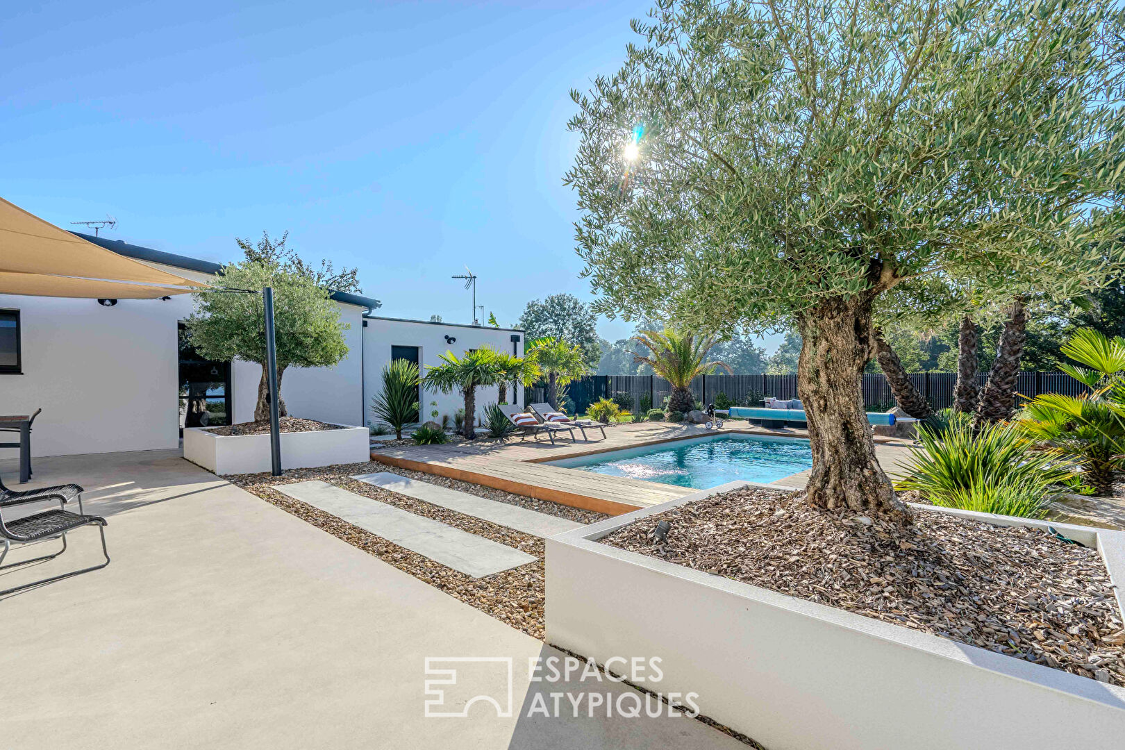 Villa contemporaine haut de gamme autour de son jardin tropical avec piscine