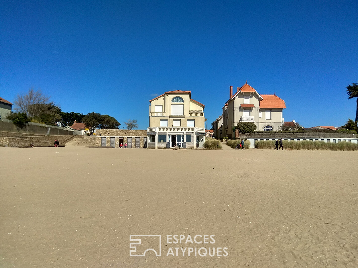 Modern apartment with its feet in the sand in the heart of Bernerie