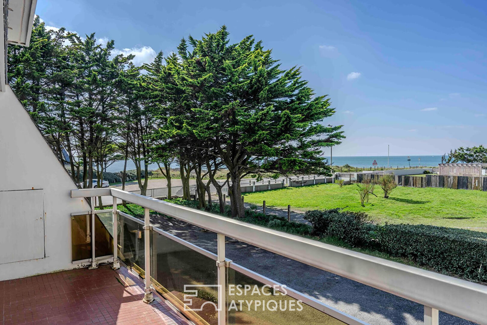 Beautiful apartment with sea view a stone’s throw from La Govelle beach