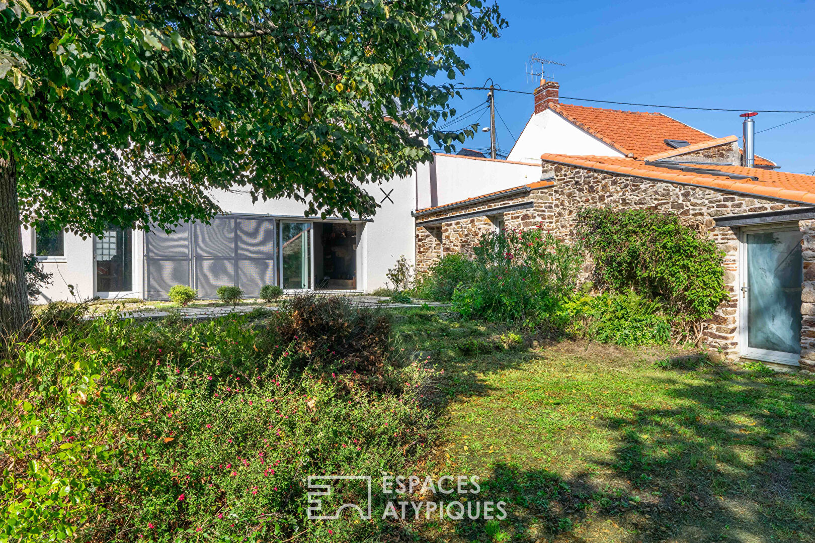 Maison d’artistes avec jardin : un refuge créatif au coeur de Couëron