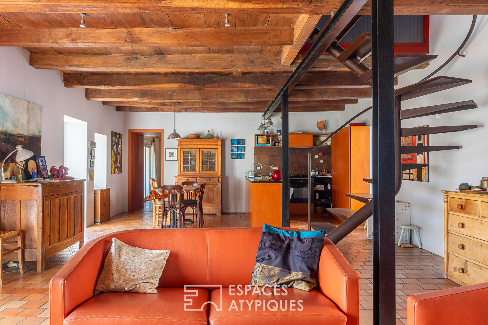 Artists’ House: A Creative Retreat in the Heart of Couëron