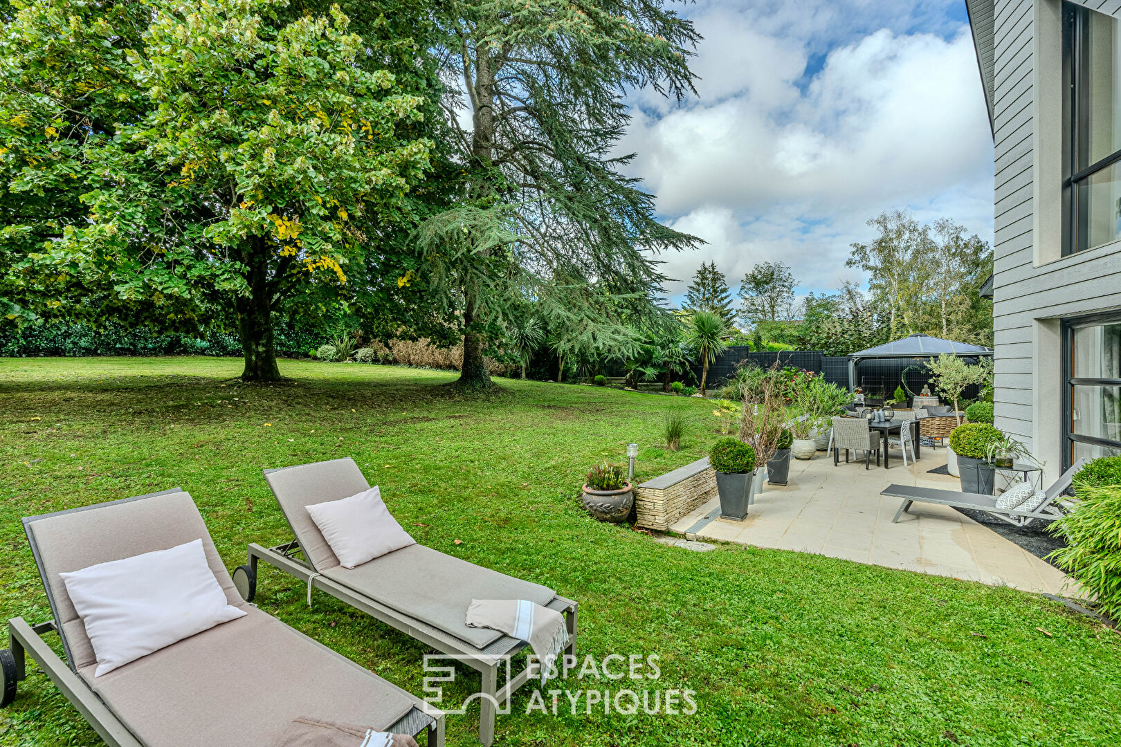 Elegant and Well-Maintained: Architect-Designed House Near the Village of Treillières