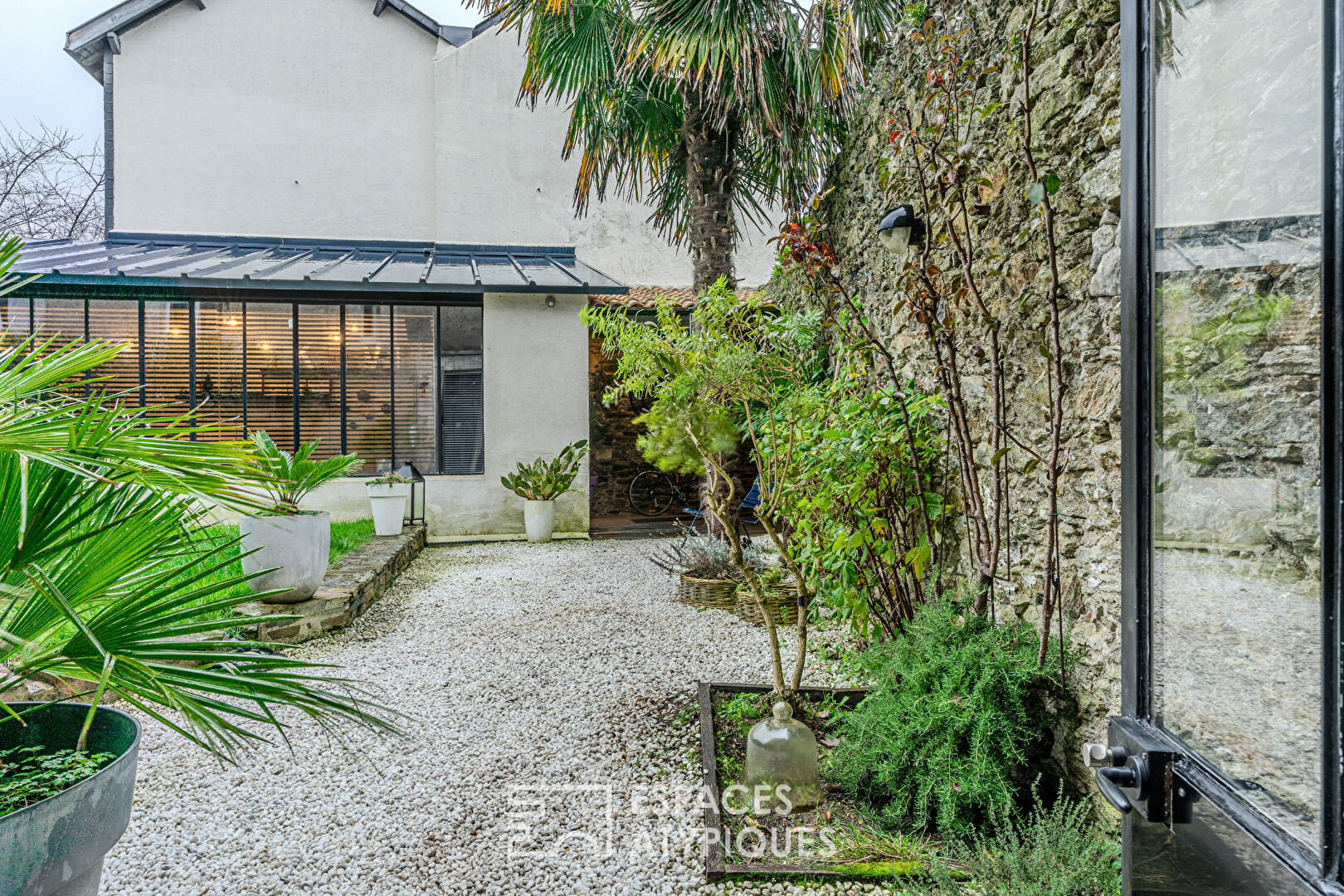 Maison de ville charmante avec jardin et dépendance