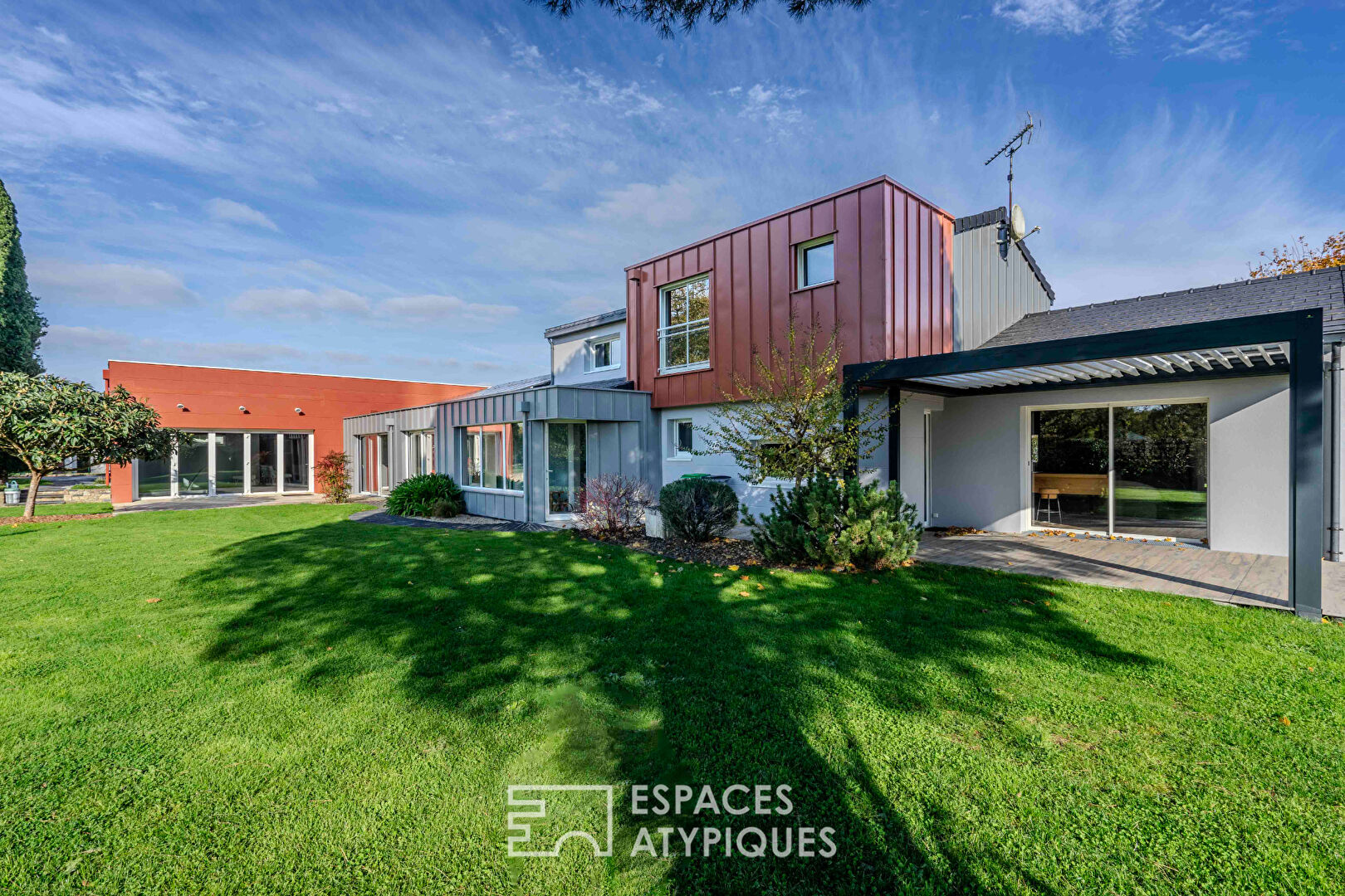 Villa contemporaine d’envergure et sa somptueuse piscine intérieure