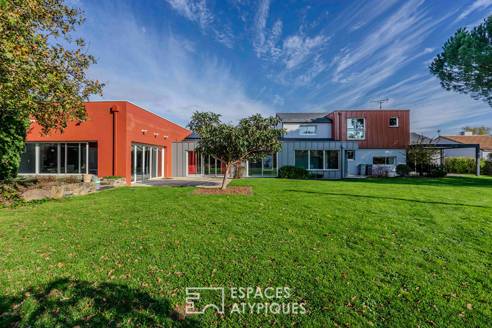 Villa contemporaine d’envergure et sa somptueuse piscine intérieure