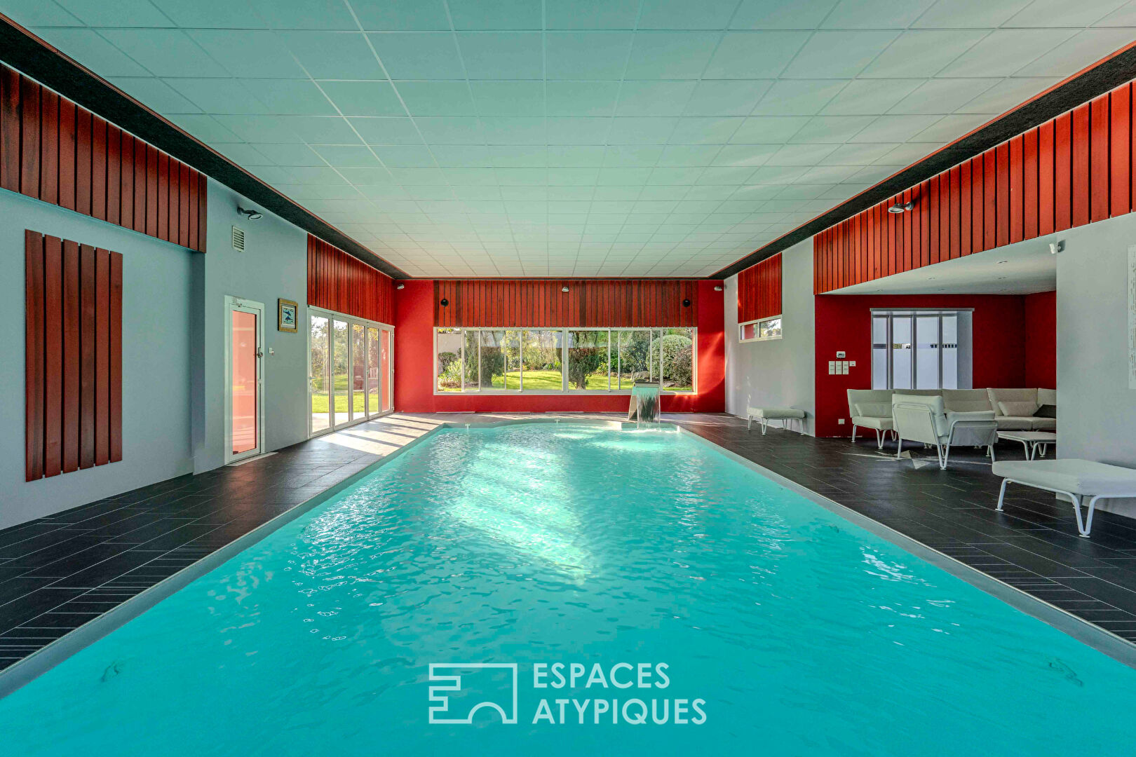 Villa contemporaine d’envergure et sa somptueuse piscine intérieure