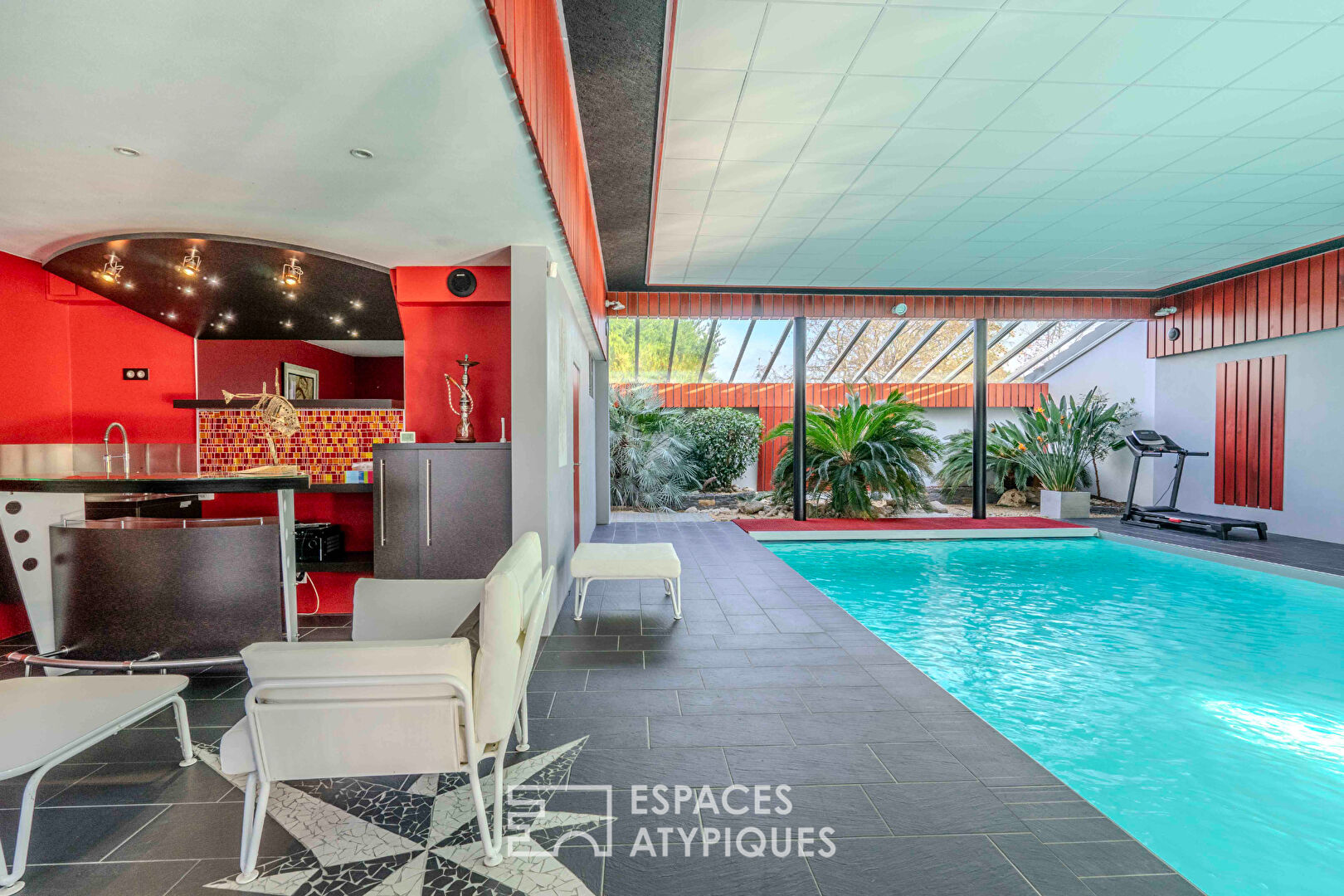 Villa contemporaine d’envergure et sa somptueuse piscine intérieure