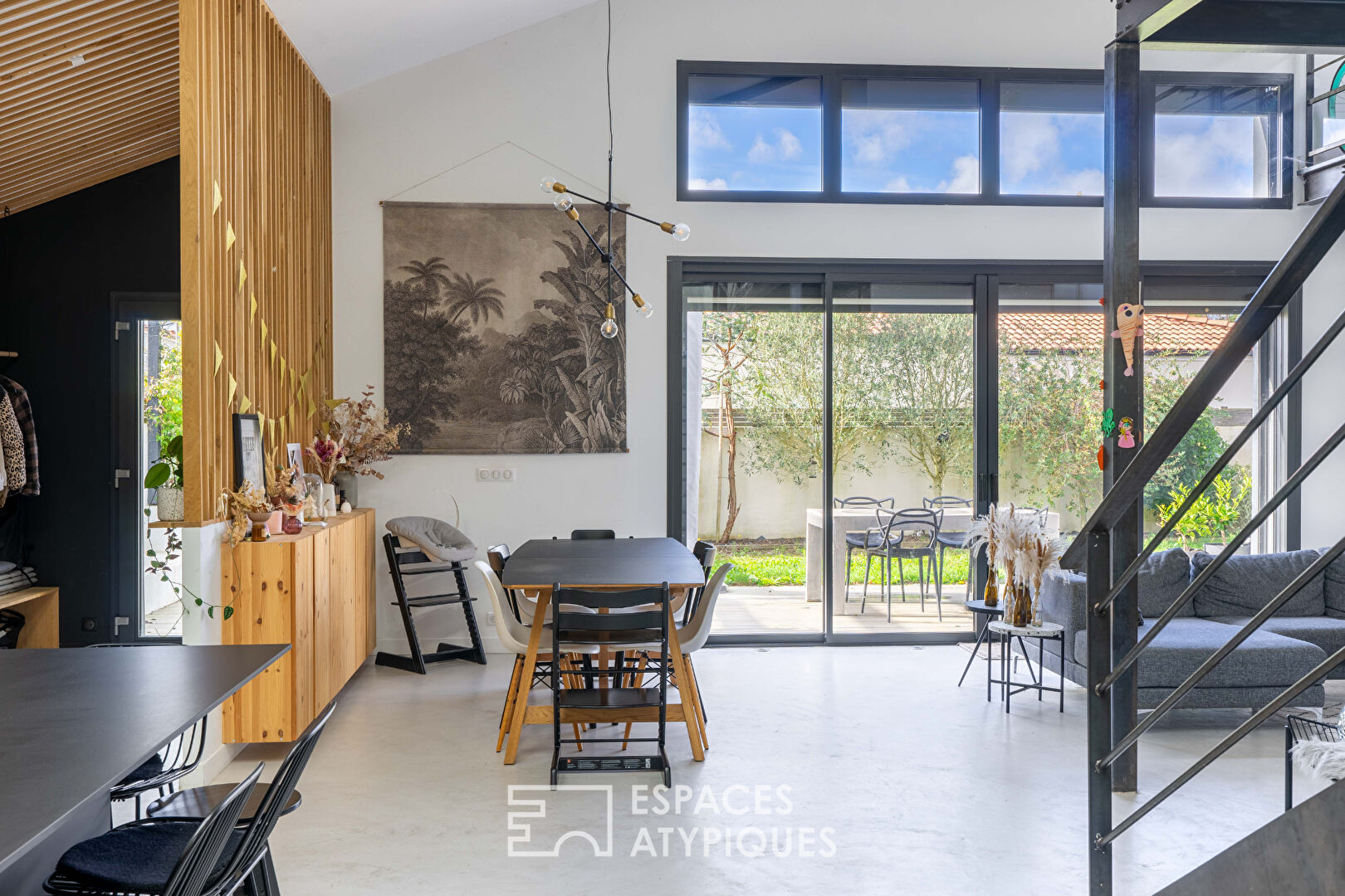 Designer and ecological loft in a former carpentry workshop