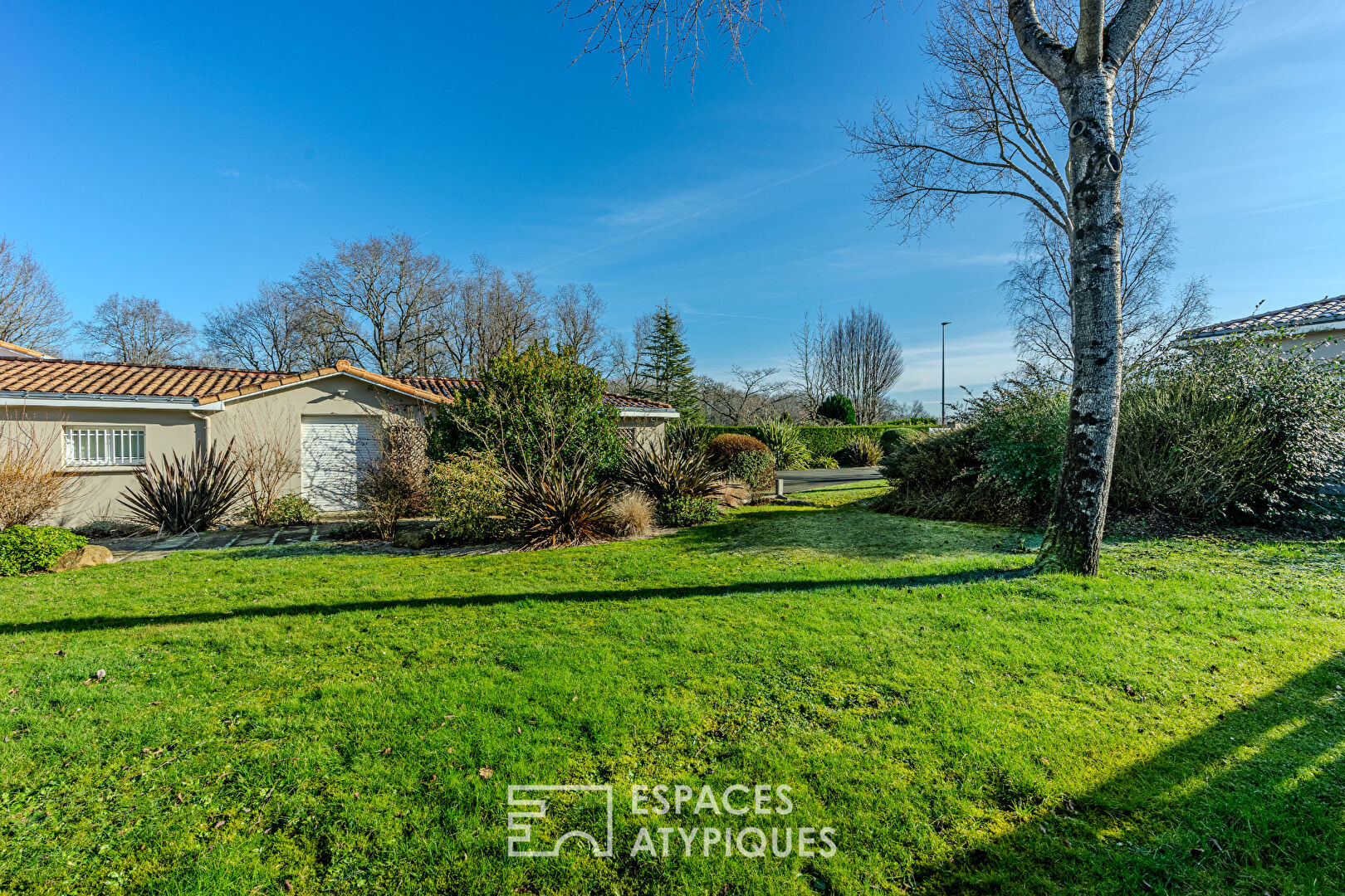 Elégance et confort à Basse-Goulaine : Maison de plain-pied avec piscine et annexe indépendante