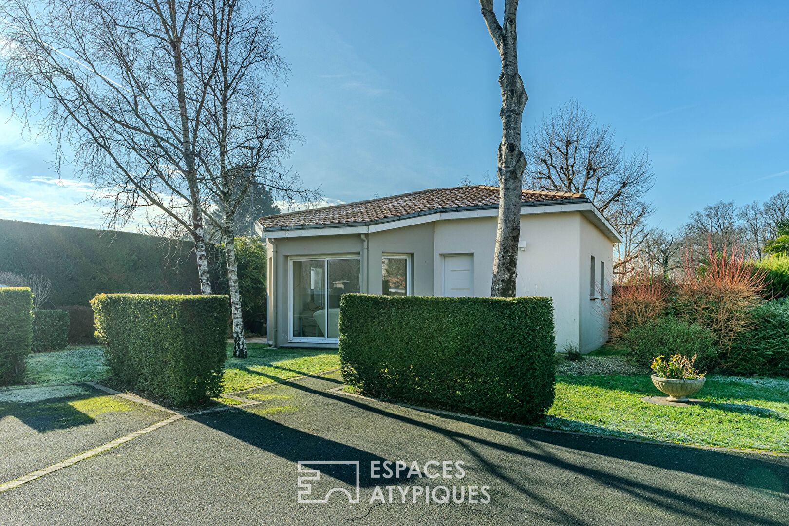 Elégance et confort à Basse-Goulaine : Maison de plain-pied avec piscine et annexe indépendante