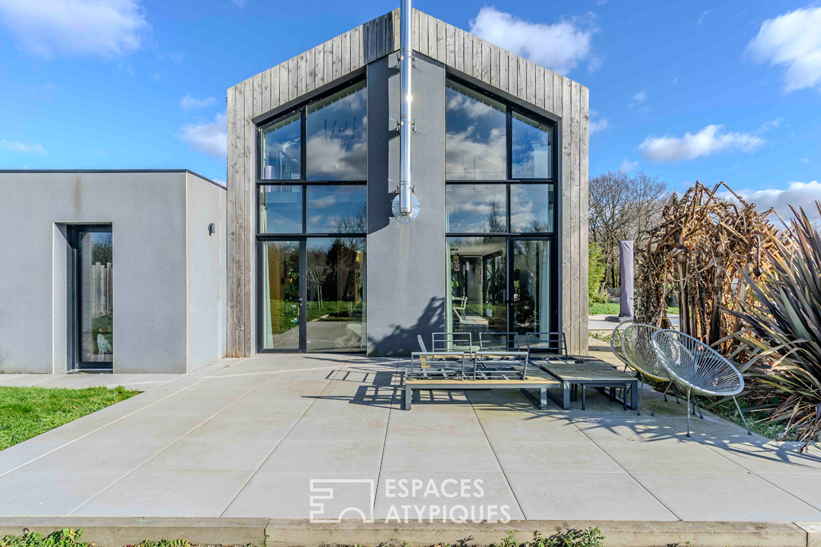 Maison d’Architecte à l’alliance parfaite des matériaux avec sa piscine