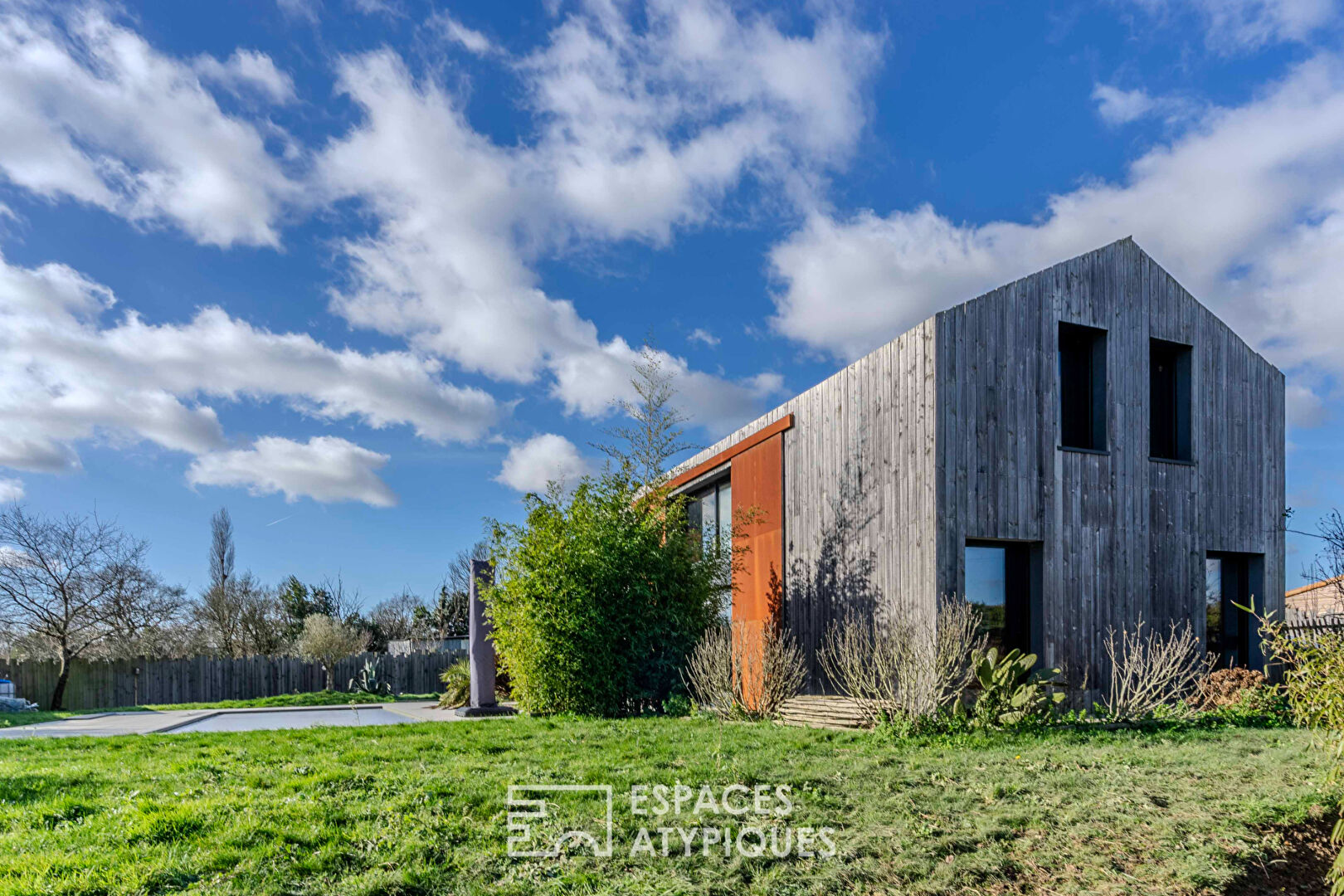 Maison d’Architecte à l’alliance parfaite des matériaux avec sa piscine