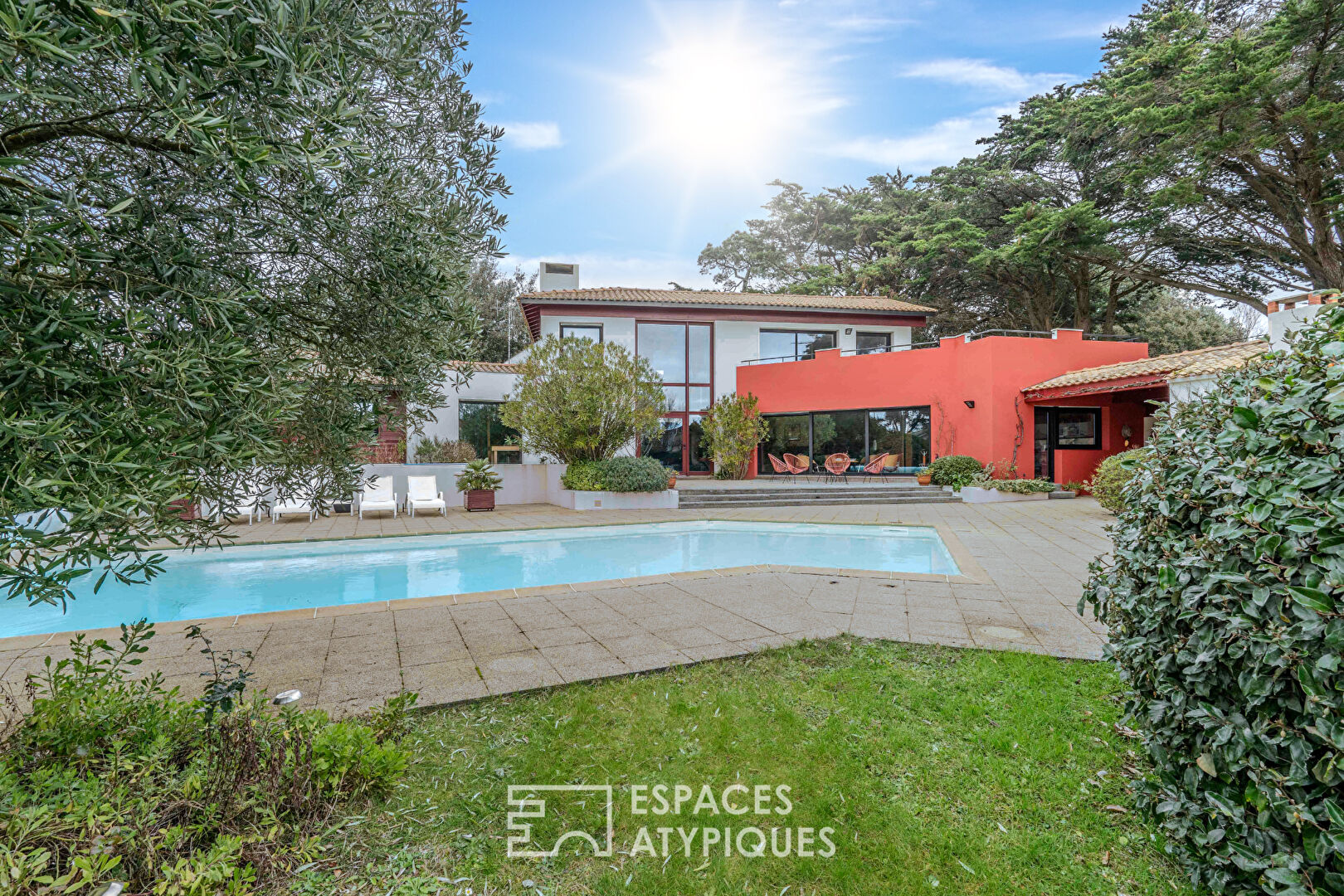 Villa d’architecte surplombant l’océan avec piscine et maison d’invités