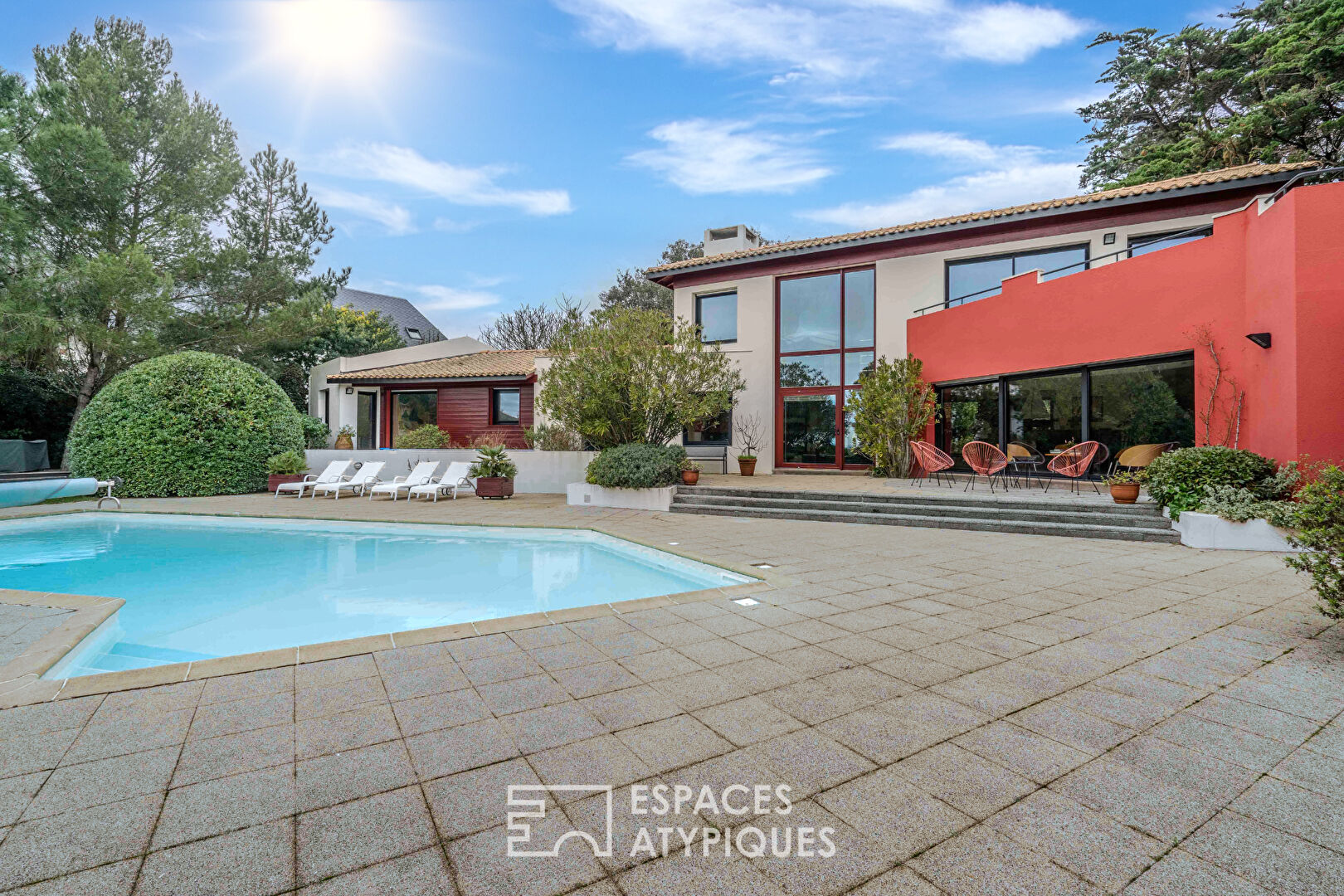 Villa d’architecte surplombant l’océan avec piscine et maison d’invités