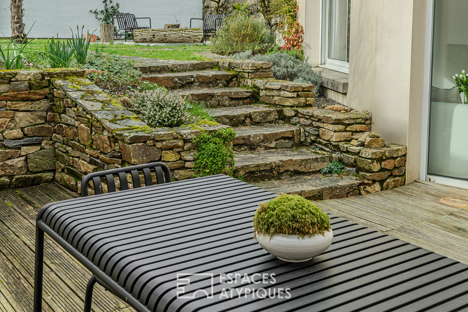 Maison minimaliste et jardin intimiste en centre-ville de Vieillevigne