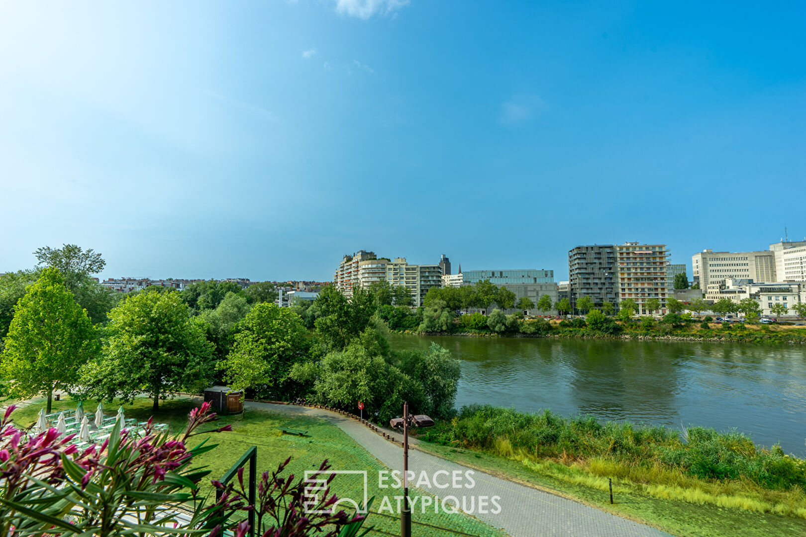 A louer, Appartement meublé de 45m2 avec terrasse vue Loire