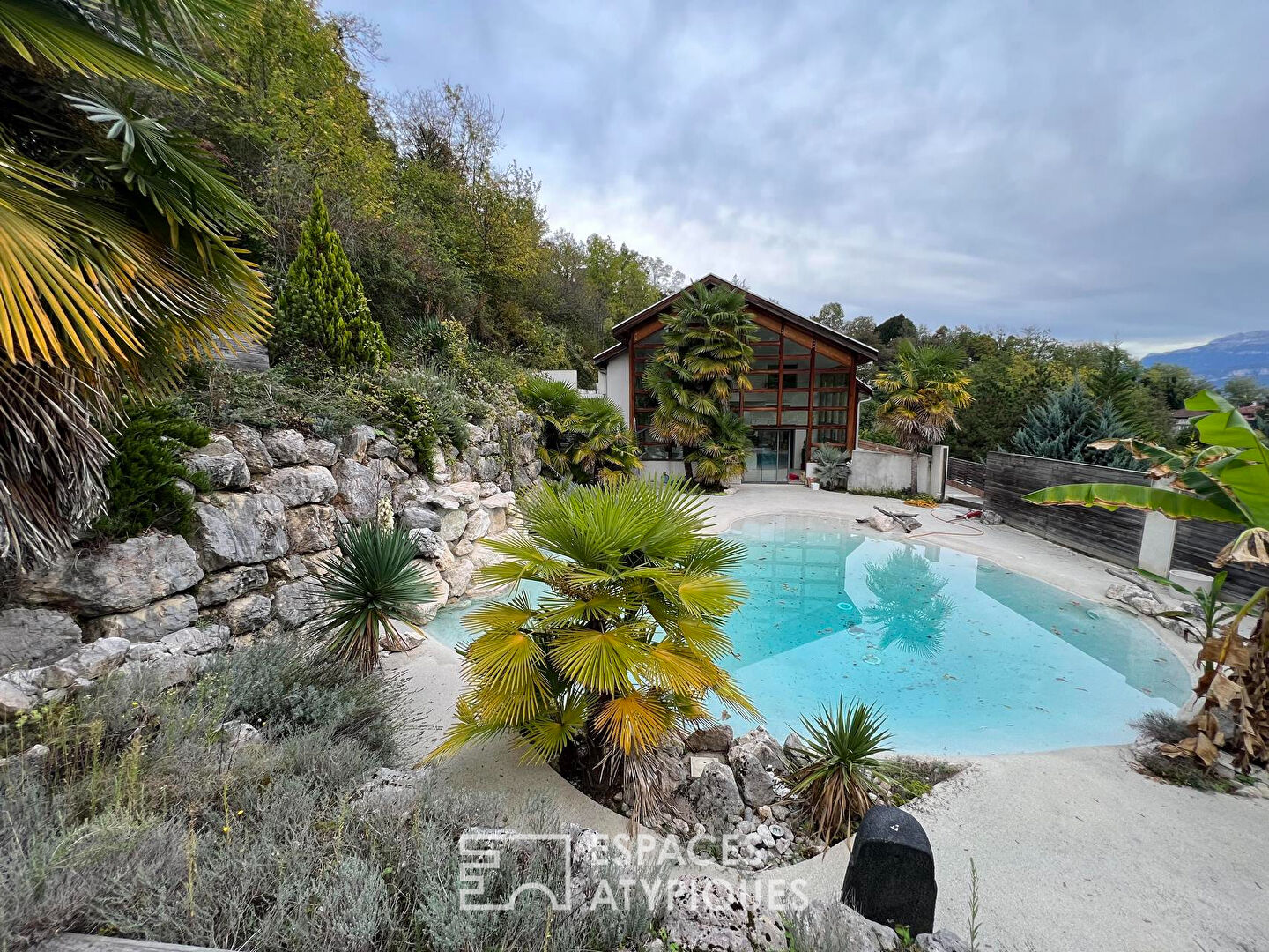 Contemporary villa and its palm grove in the heart of the Voironnais region