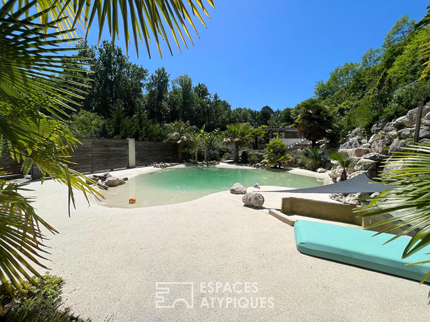 Contemporary villa and its palm grove in the heart of the Voironnais region