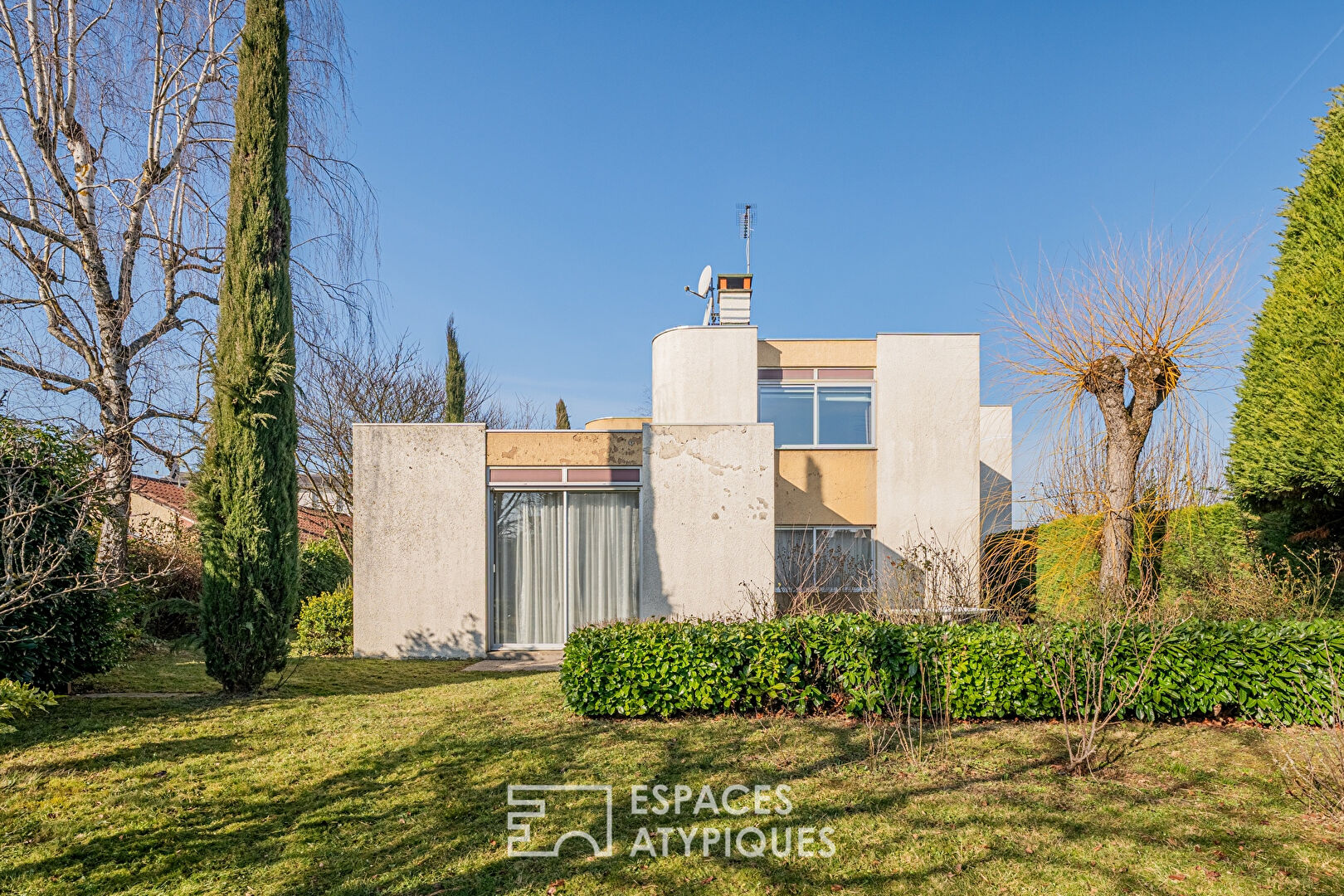 Modernist villa in the Bièvre plain