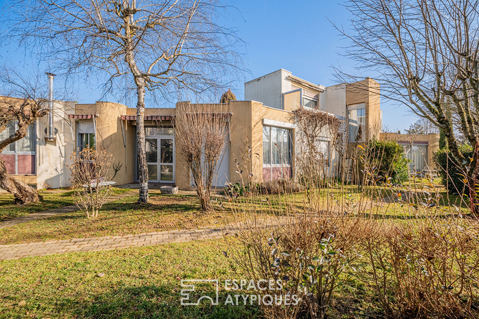 Modernist villa in the Bièvre plain