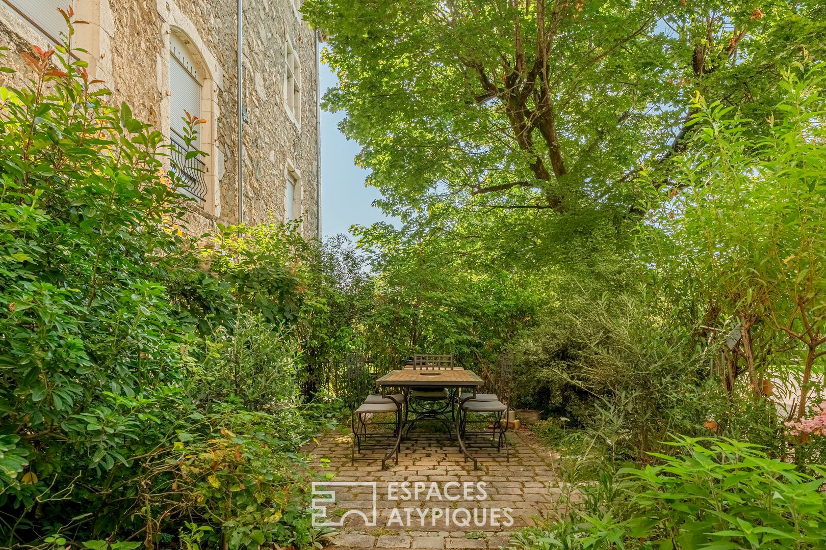 Ground floor apartment in a 16th century castle