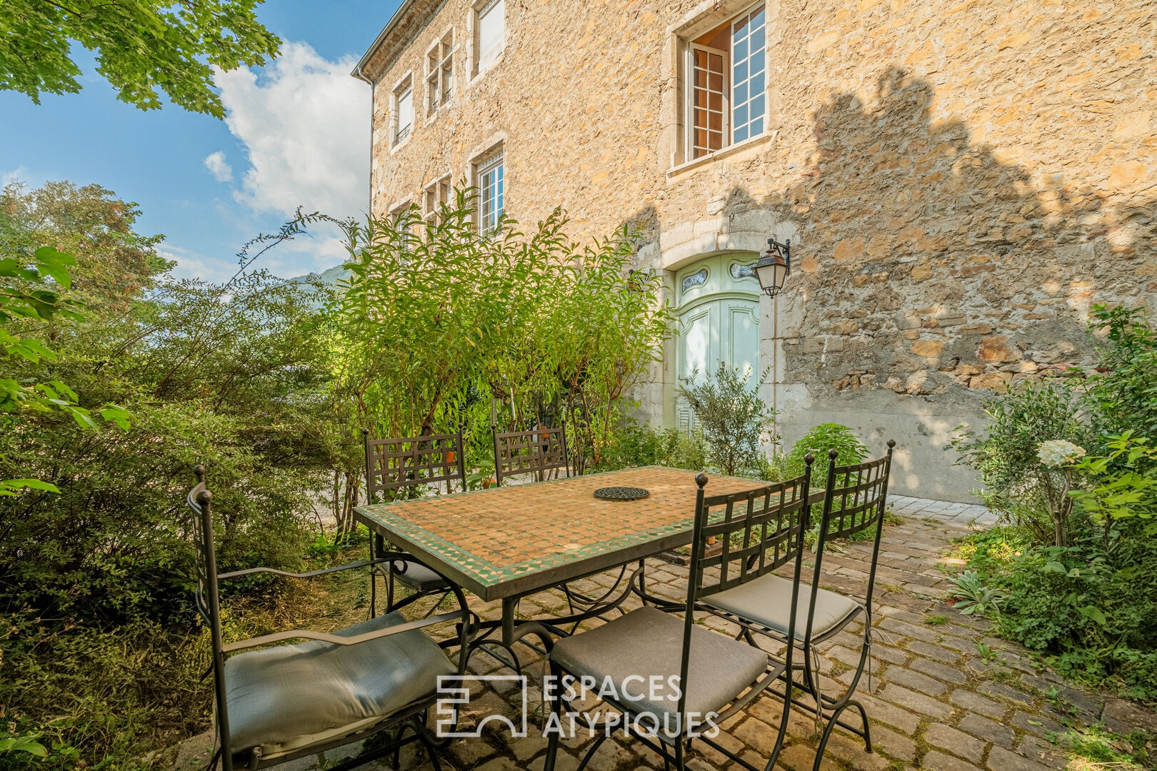 Ground floor apartment in a 16th century castle