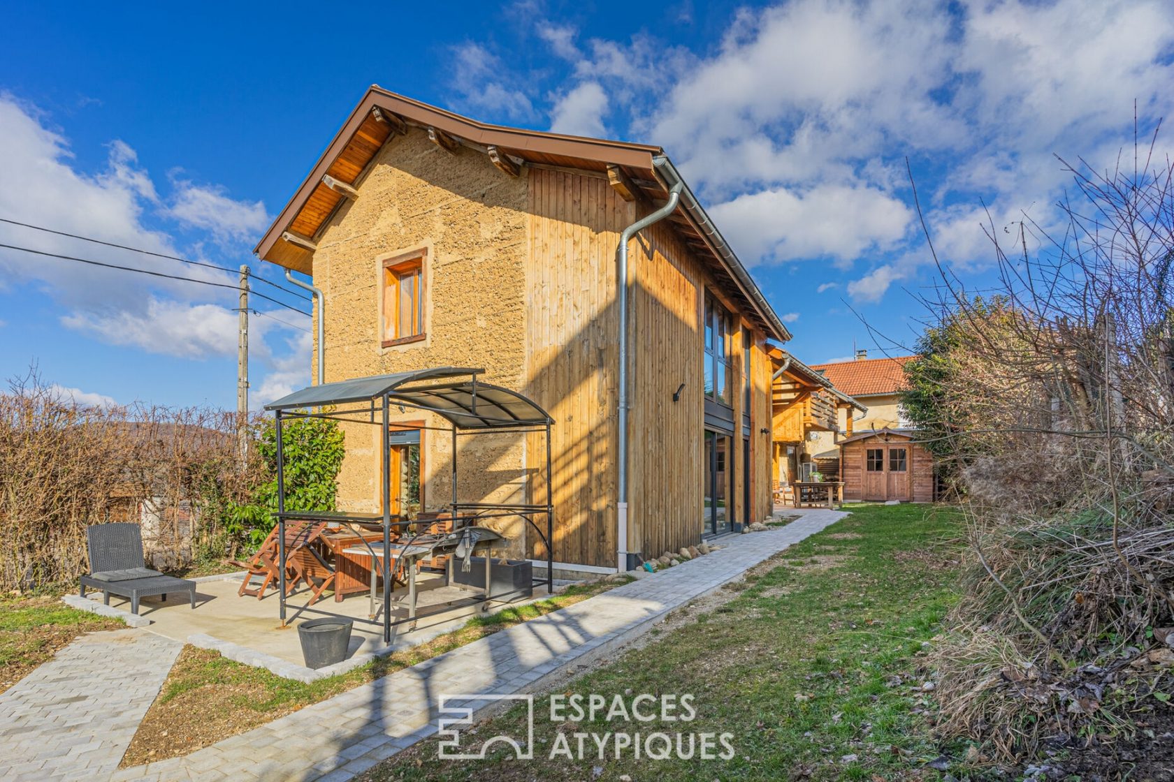 Belle grange en pisé rénovée et son extension bois