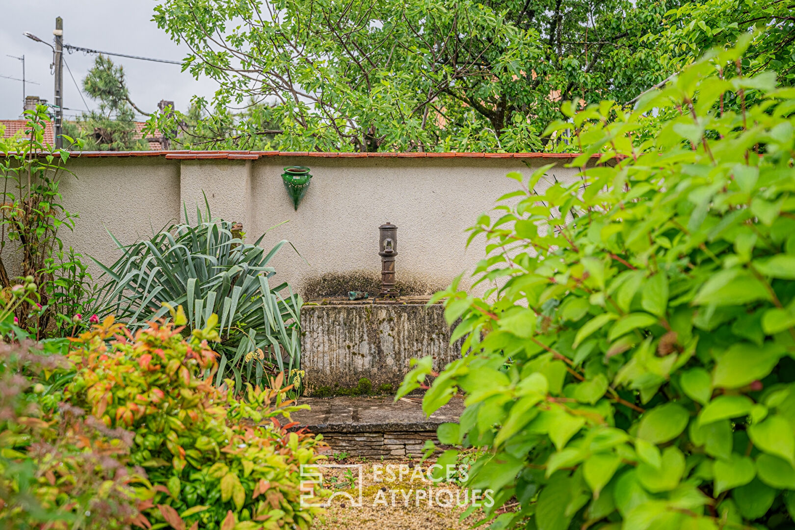 Bourgeois house and its garden in the city center