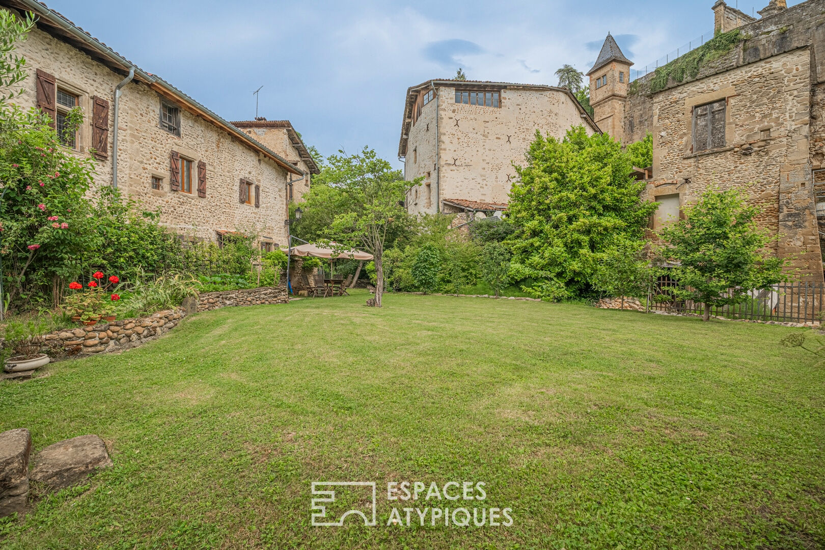 Maison du XIVème siècle et son délicieux jardin dans un village classé