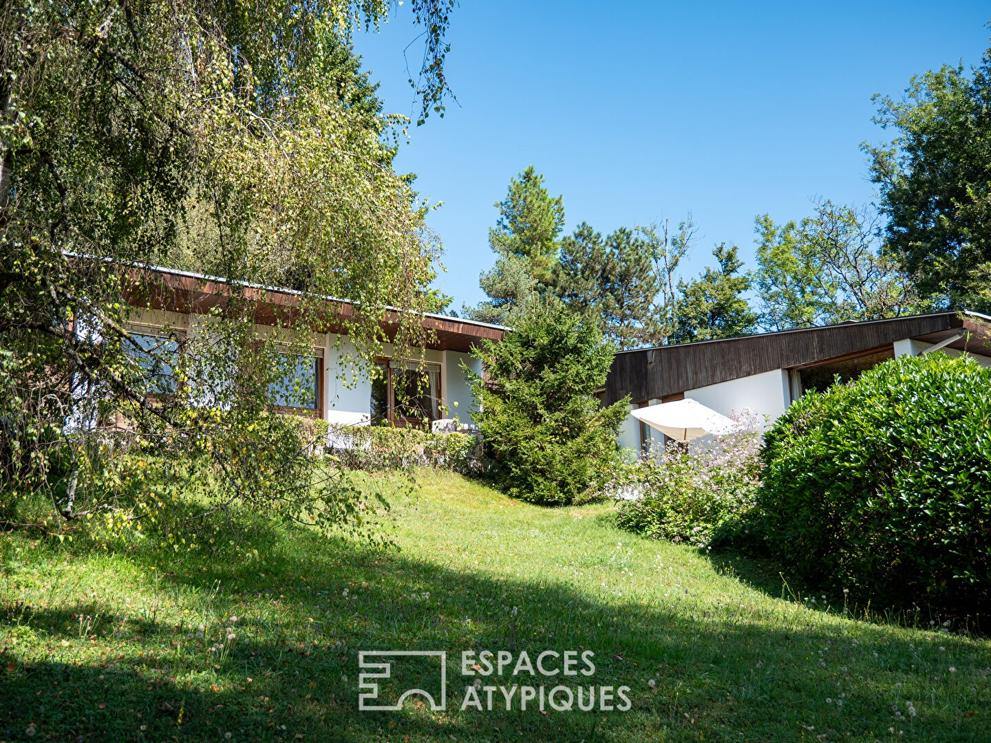 Avant-garde architect-designed house on the foothills of Chartreuse